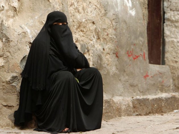 صورة سيدة سعودية ما تزال بانتظار محرمها ليوصلها إلى انتخابات مجلس البلدية