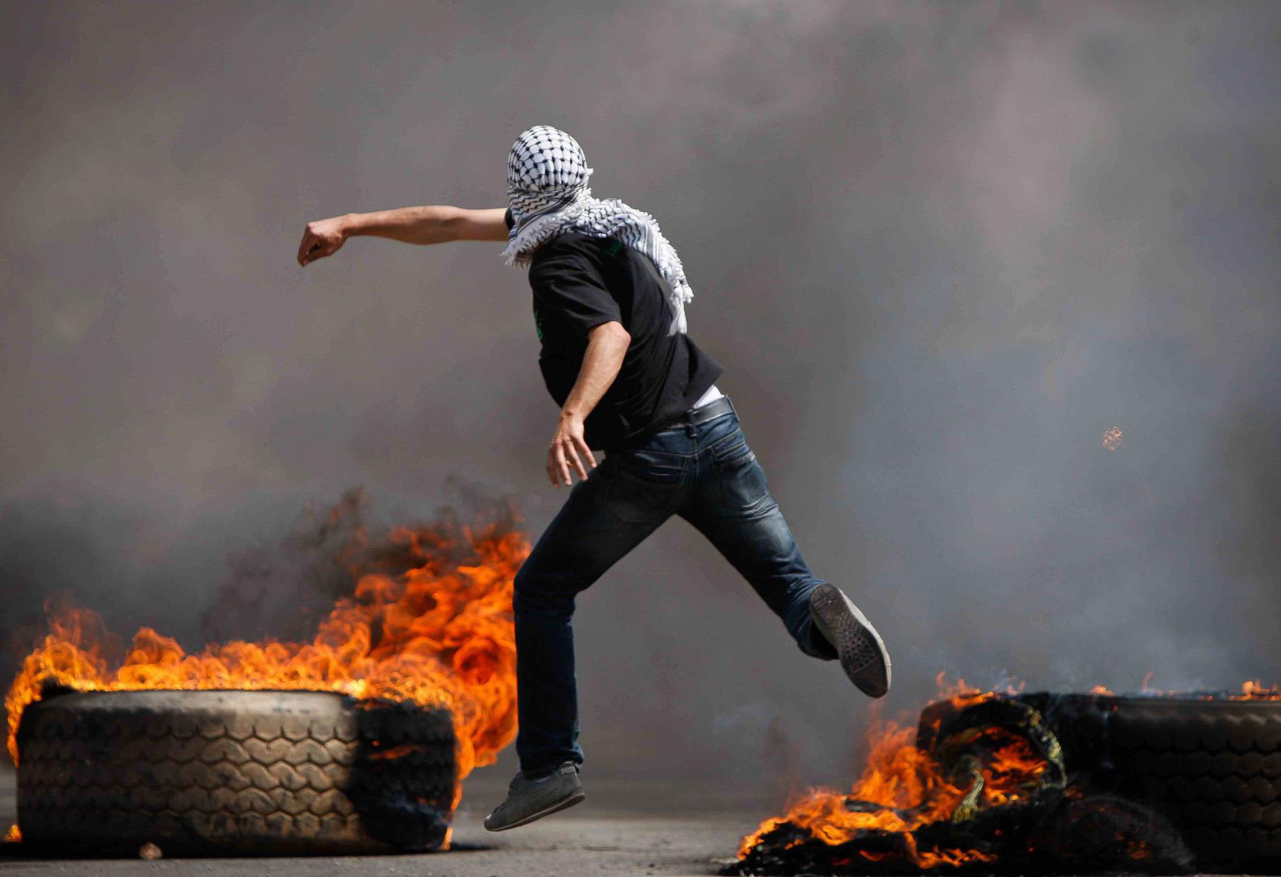 صورة فلسطيني يقتل مستوطناً اسرائيلياً باستخدام نسخة من اتفاقية أوسلو