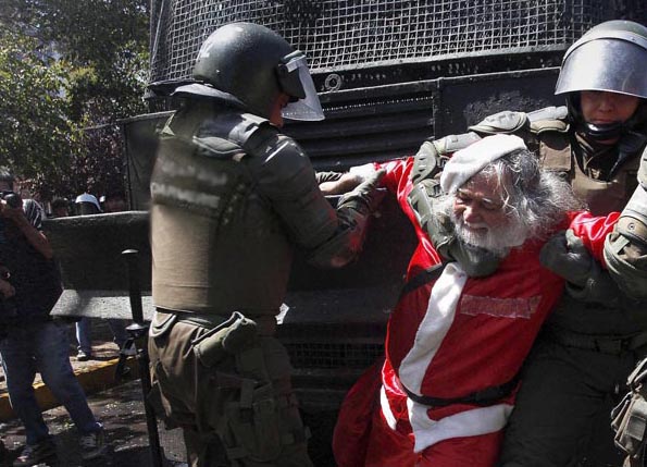 صورة اعتقال بابا نويل في جبل عمّان ومصادرة جميع هداياه