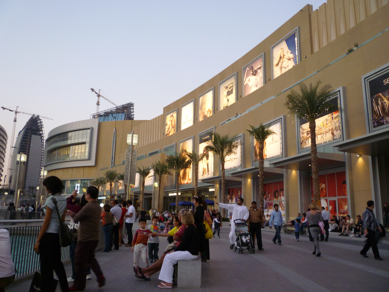 صورة المولات تتصدر قائمة مواقع السياحة الداخلية في دبي