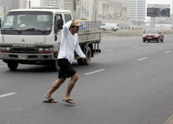 صورة رجل يفاجئ السائقين بإطلالة مفاجئة إلى الشارع