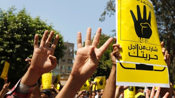 صورة استخدام شعار رابعة كرمز موحد للتعبير عن توقف الزمن