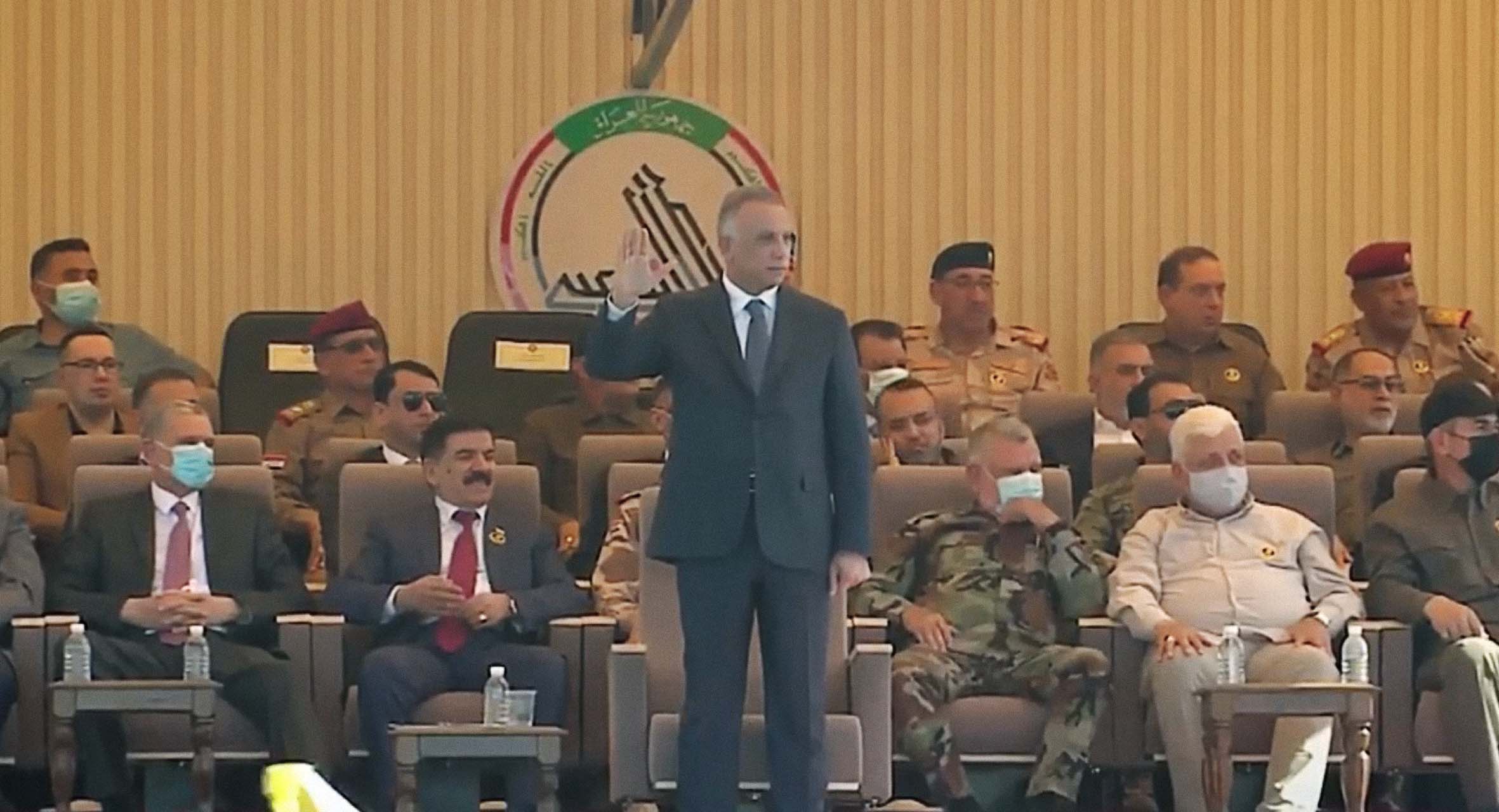 صورة الكاظمي يقرر حضور العروض العسكرية للفصائل كافة دعماً للتنوّع العسكري في العراق