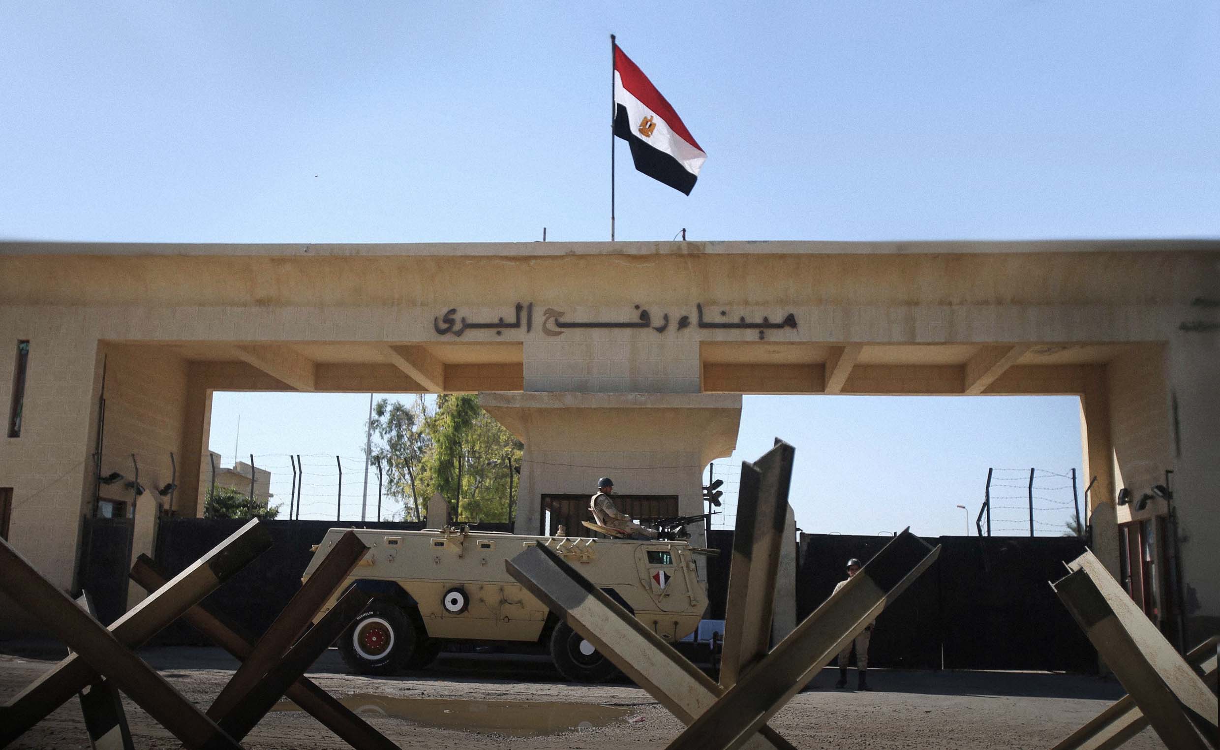 صورة السيسي يغلق معبر رفح ويقفل التلفاز ويهدد بقطع المصروف عن غزة إن بقيت تشاغب