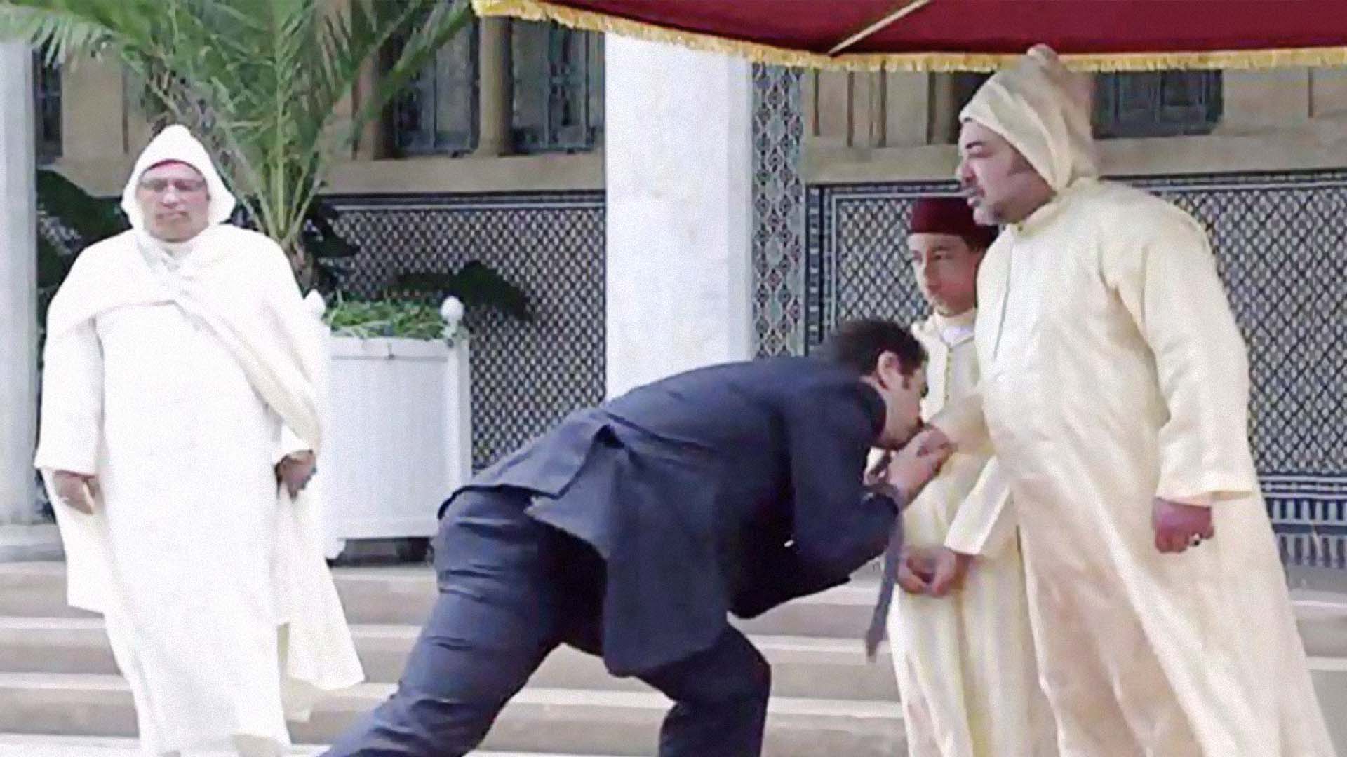صورة المغرب تجري انتخابات تشريعية لاختيار الأكفأ بتقبيل يد الملك وابنه الصغير