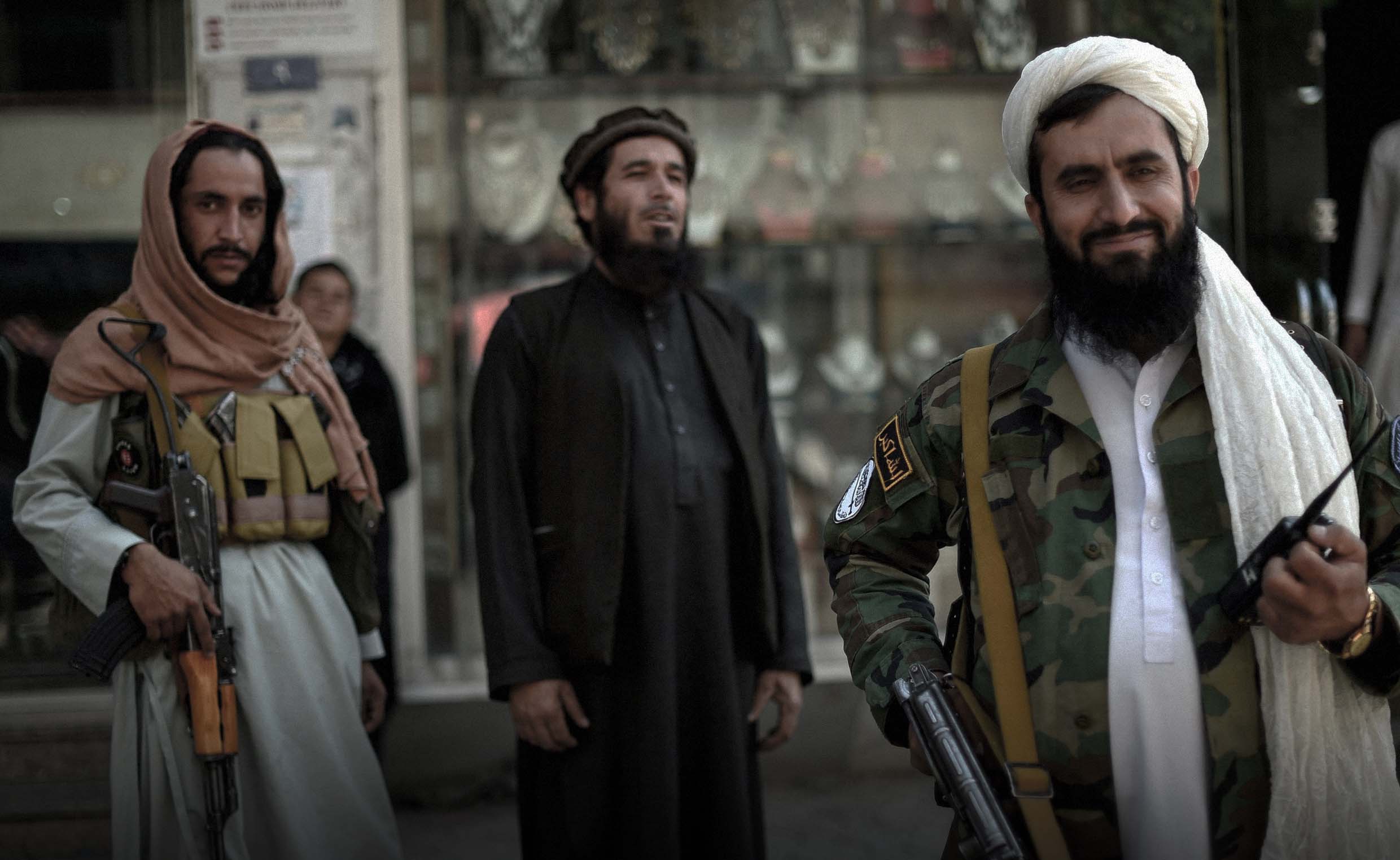 صورة طالبان تؤكد التزامها بالموضة العالمية بفرض اللحى على الرجال