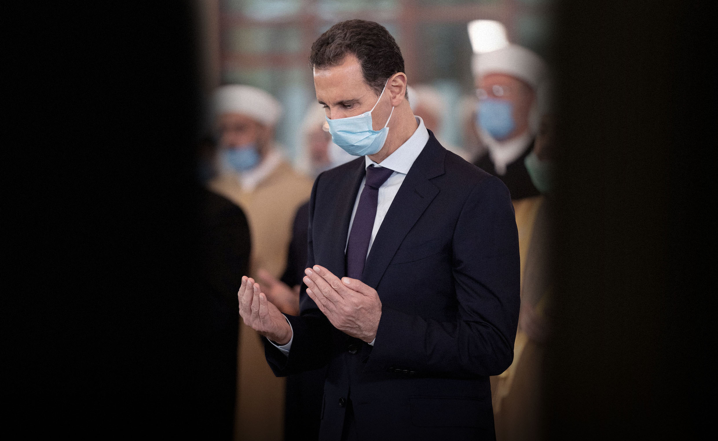 صورة الأسد يتأكد من زوال آثار الدماء عن يديه استعداداً للانفتاح على المجتمع الدولي