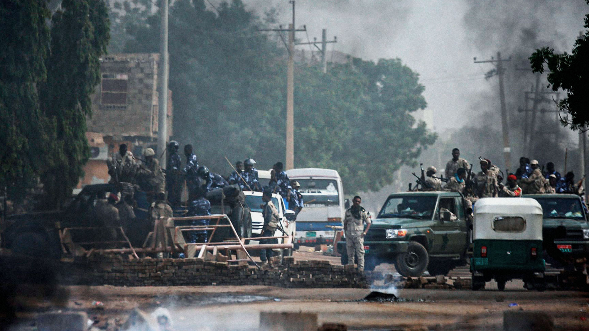 صورة الجيش يشلّ مظاهر الحياة كافة كي لا يجد السودانيون شيئاً يضربون عنه