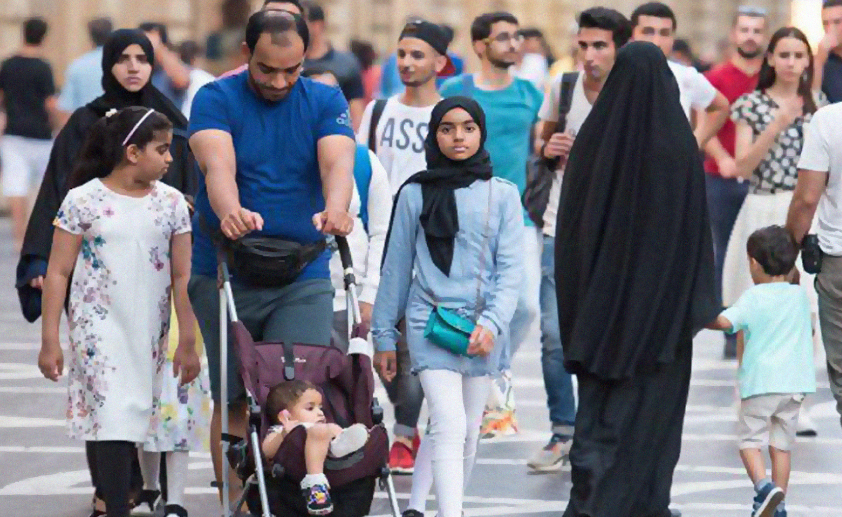 صورة ازدياد‭ ‬القلق‭ ‬بين‭ ‬سكان‭ ‬الإمارات‭ ‬من‭ ‬اكتشاف‭ ‬السلطات‭ ‬قلقهم‭ ‬حيال‭ ‬الوضع‭ ‬الأمني