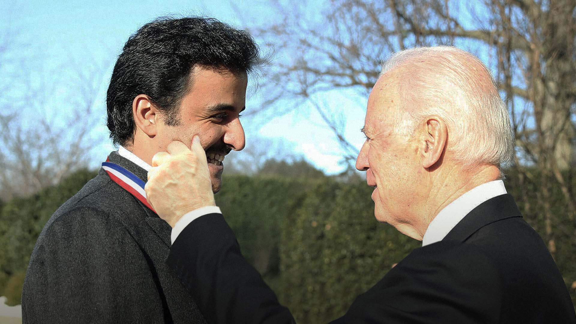 صورة بايدن يقلّد أمير قطر وسام أفضل أمير اسمه تميم في العالم