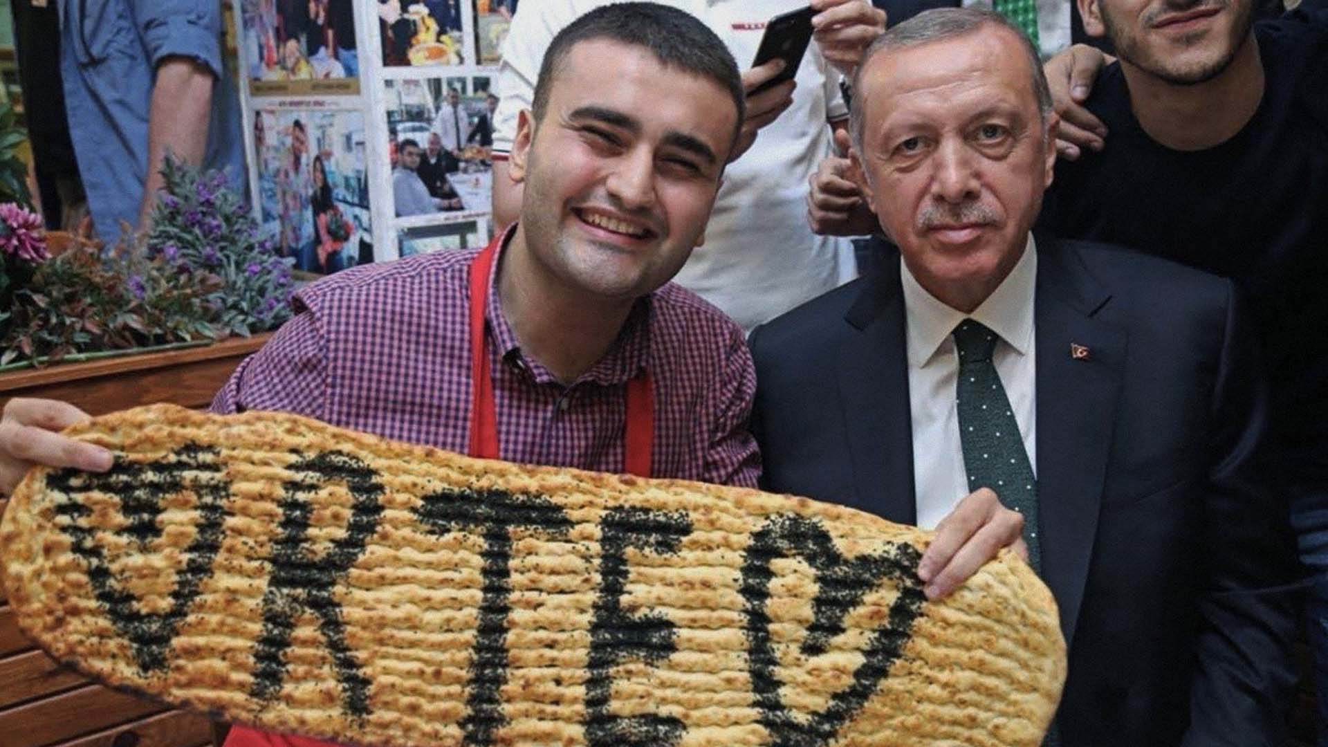 صورة إردوغان يعين الشيف بوراك ممثلاً للقيم التركية لاكتفائه بالابتسام وصنع الكباب