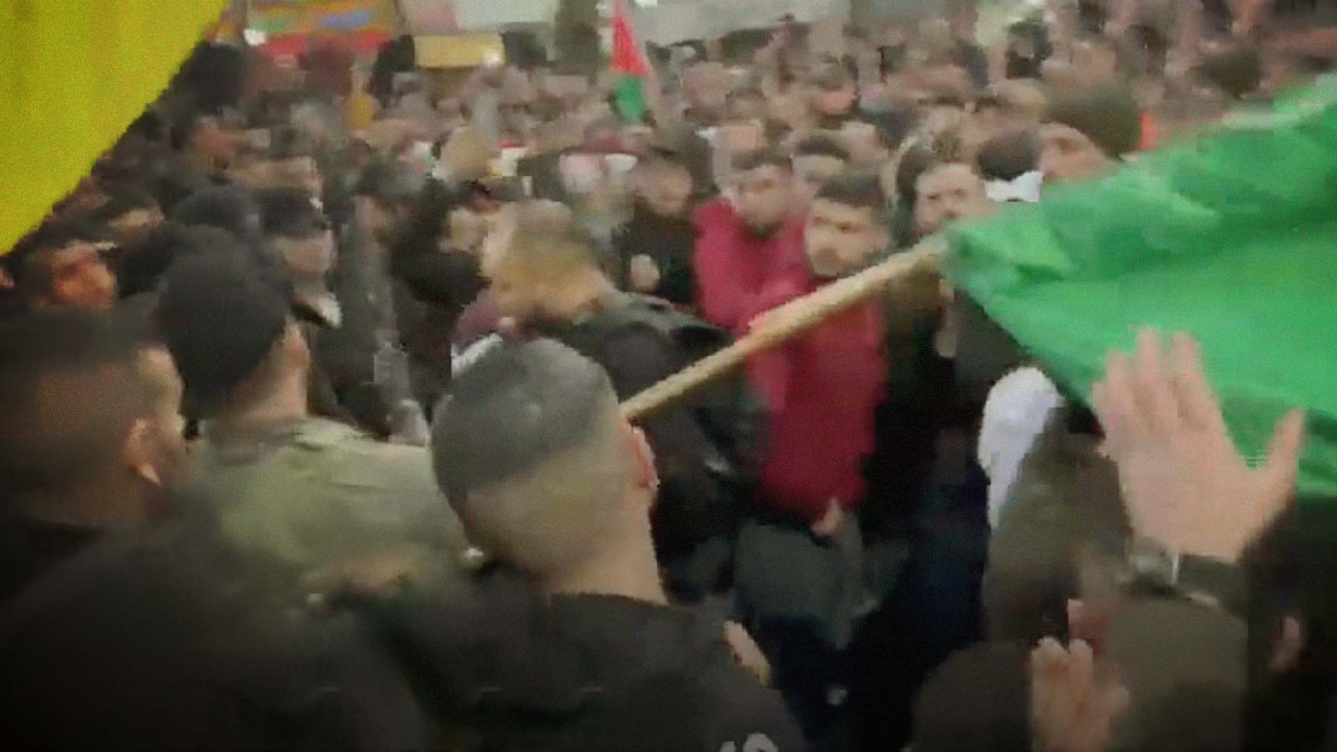 صورة السلطة الفلسطينية ترد بسرعة وقوة على اغتيال شباب فتح وتزيل أعلام حماس من جنازتهم