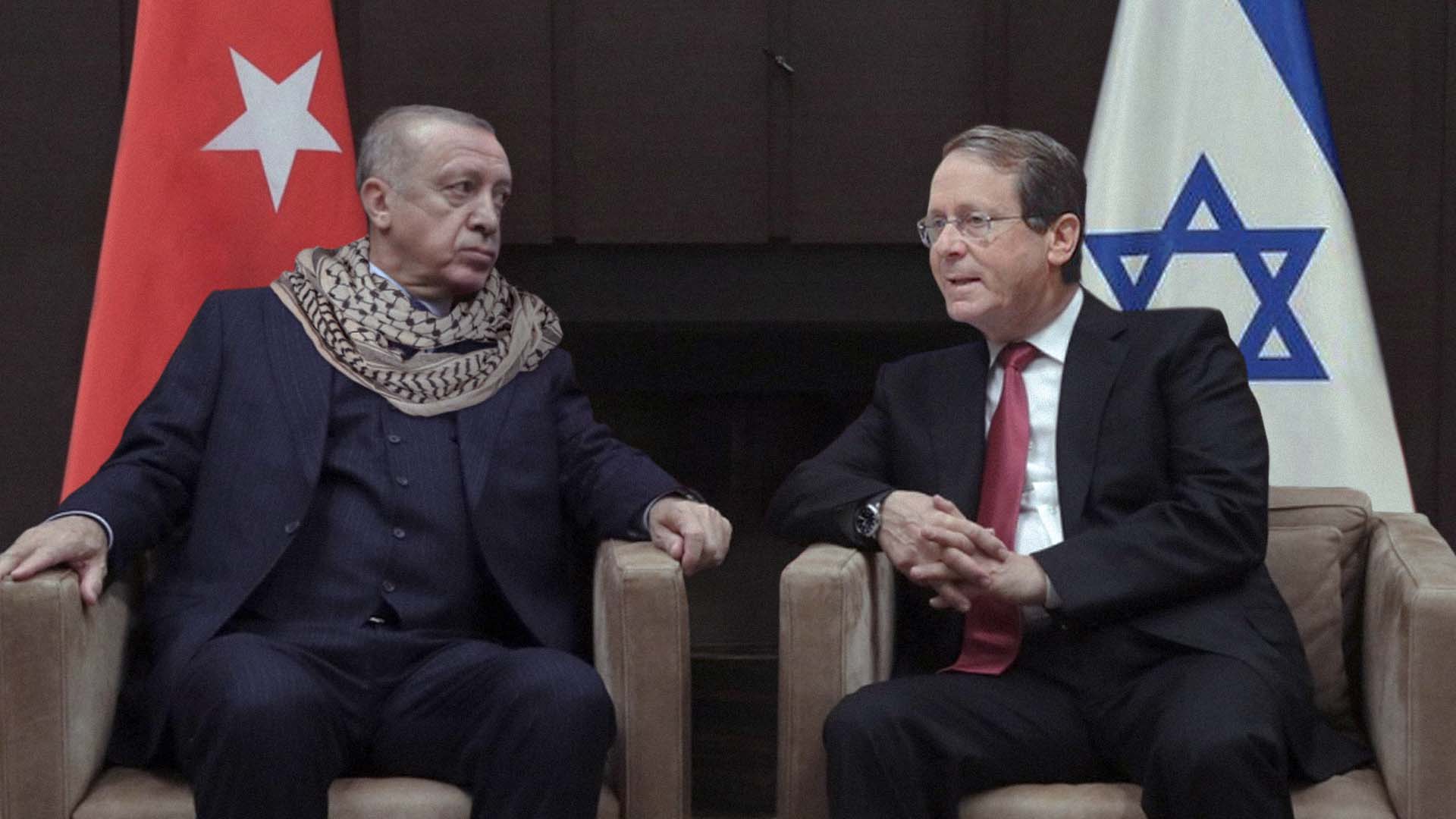 صورة احتماءً من البرد: إردوغان يتدثر بالكوفية الفلسطينية ويجلس في أحضان إسرائيل