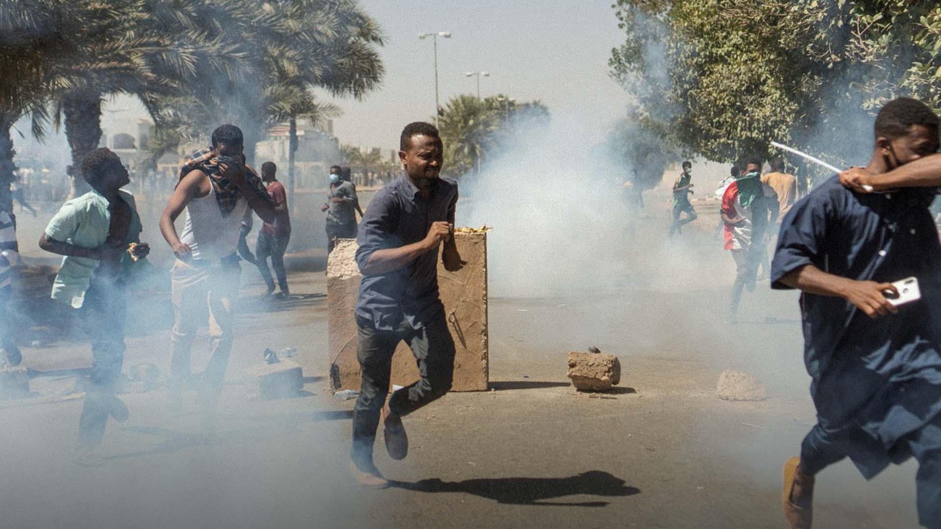 صورة الجيش السوداني يضطر لضرب المتظاهرين لإقناعهم بأنه لا يسعى للحكم