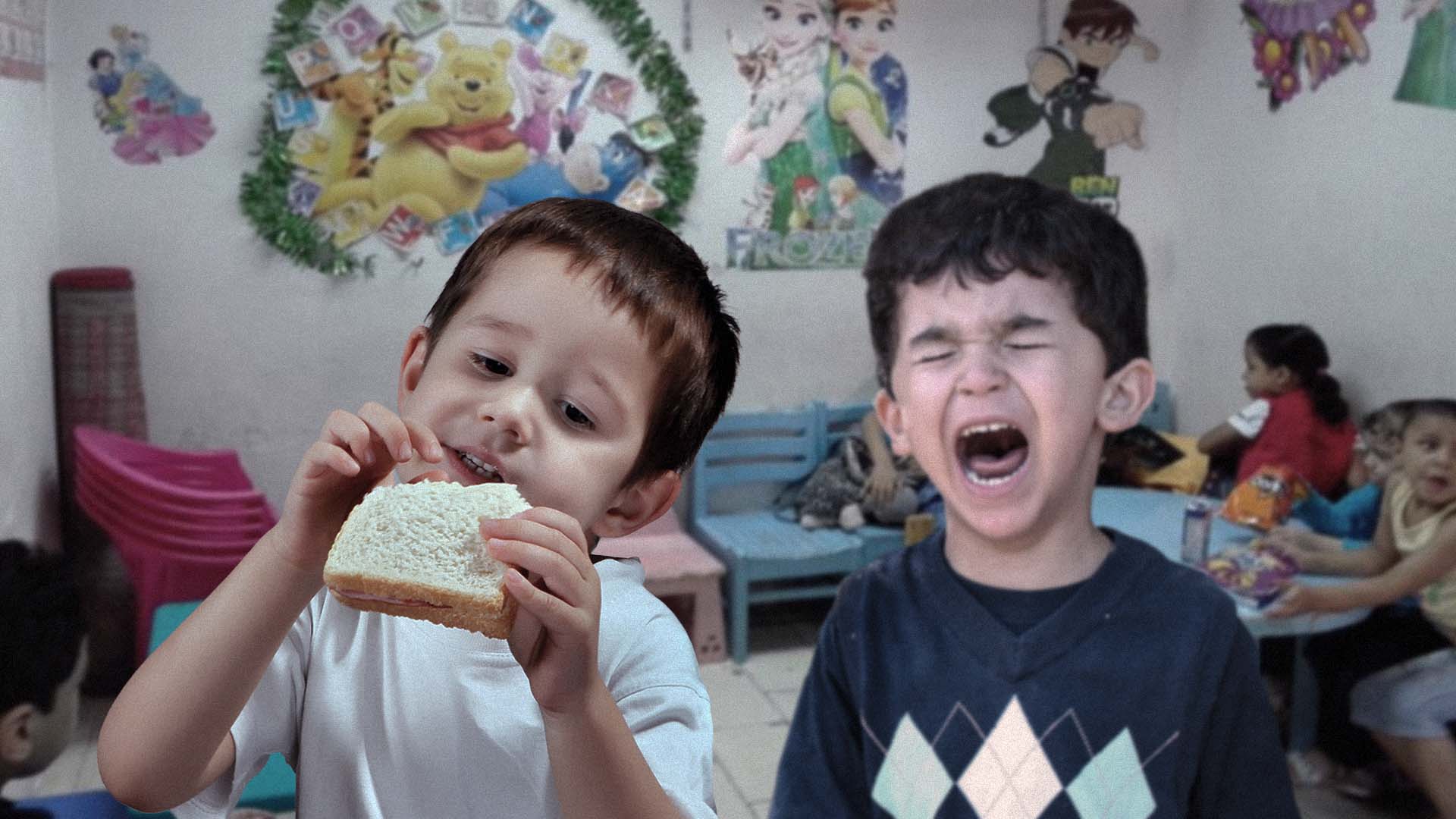 صورة طفل يتذمر من تناول زميله للطعام أمامه رغم عدم رغبته في الأكل