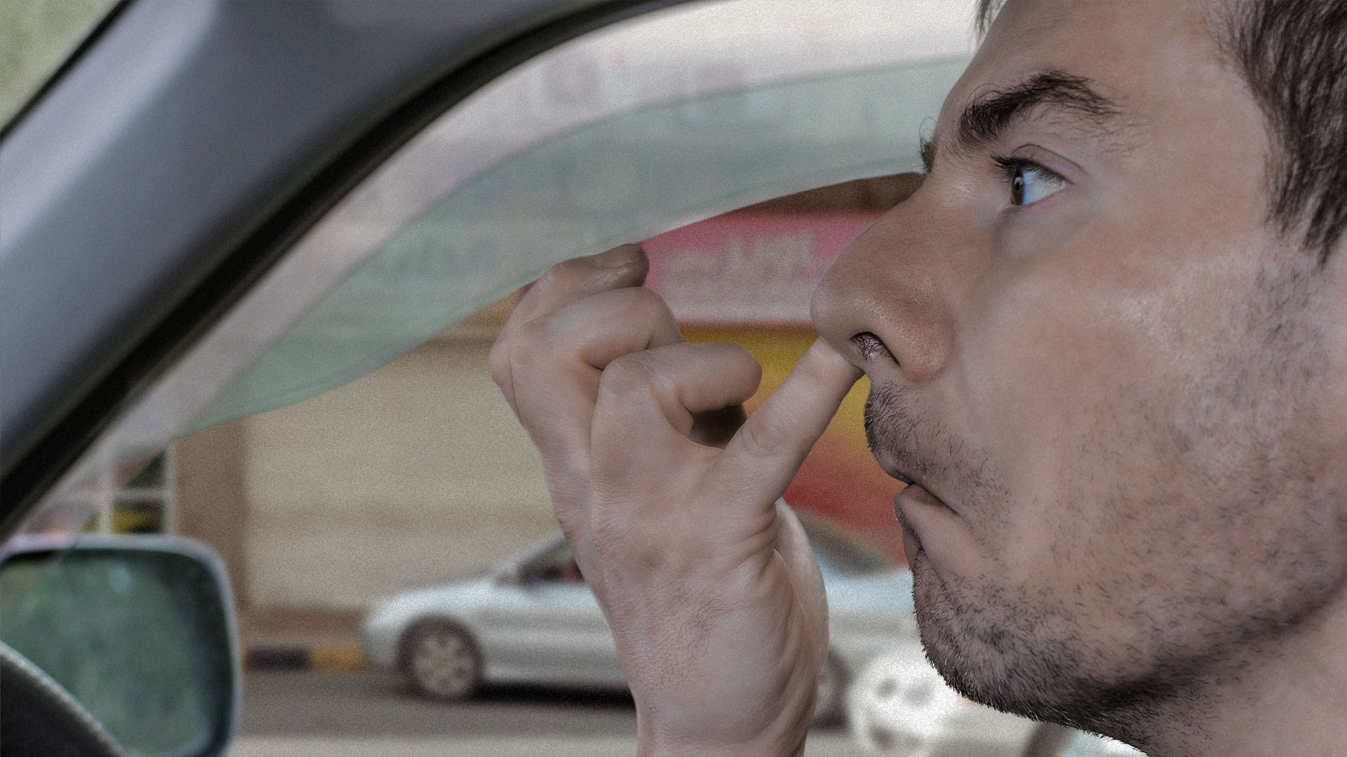 صورة سائق يستغل أنه خفي لينظف أنفه