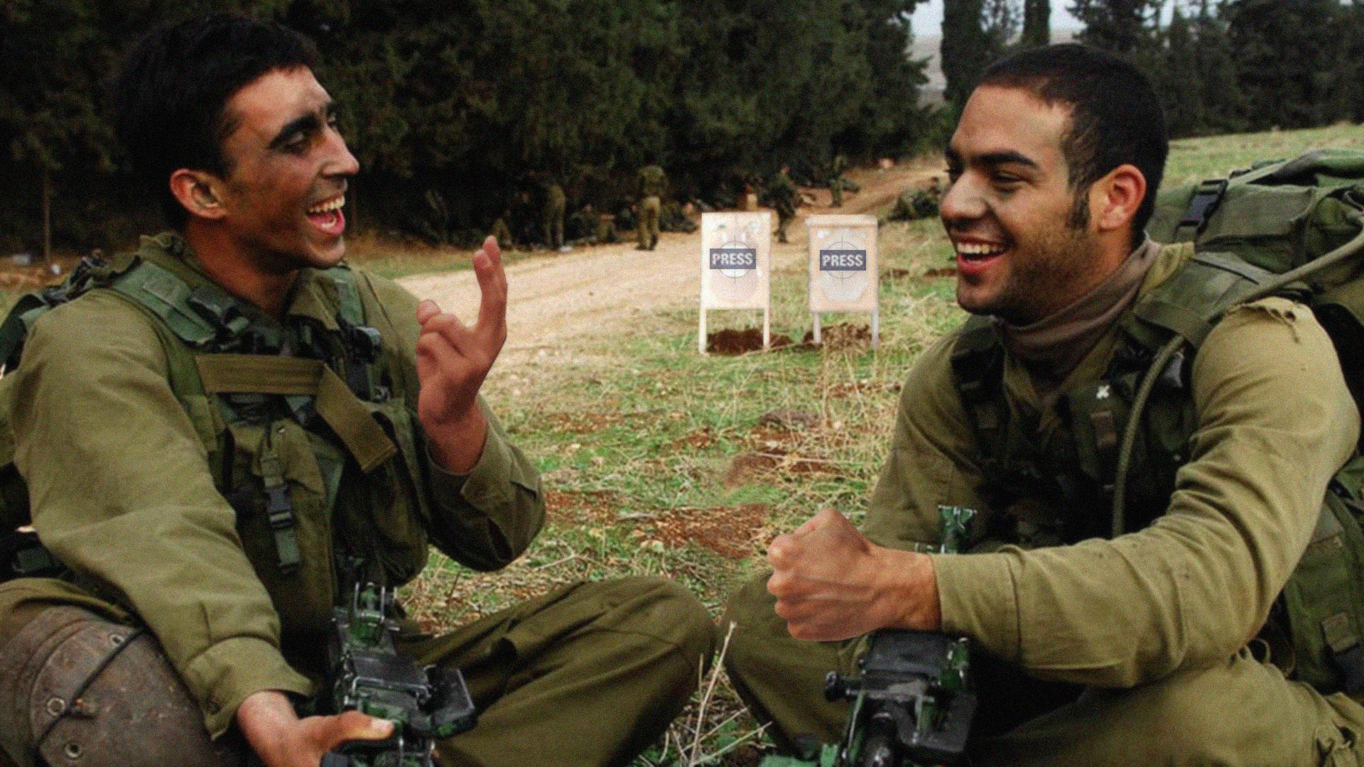 صورة جنود إسرائيليون يلعبون حجرة ورقة مقص لتحديد الصحفي الفلسطيني التالي الذي سيقتلونه