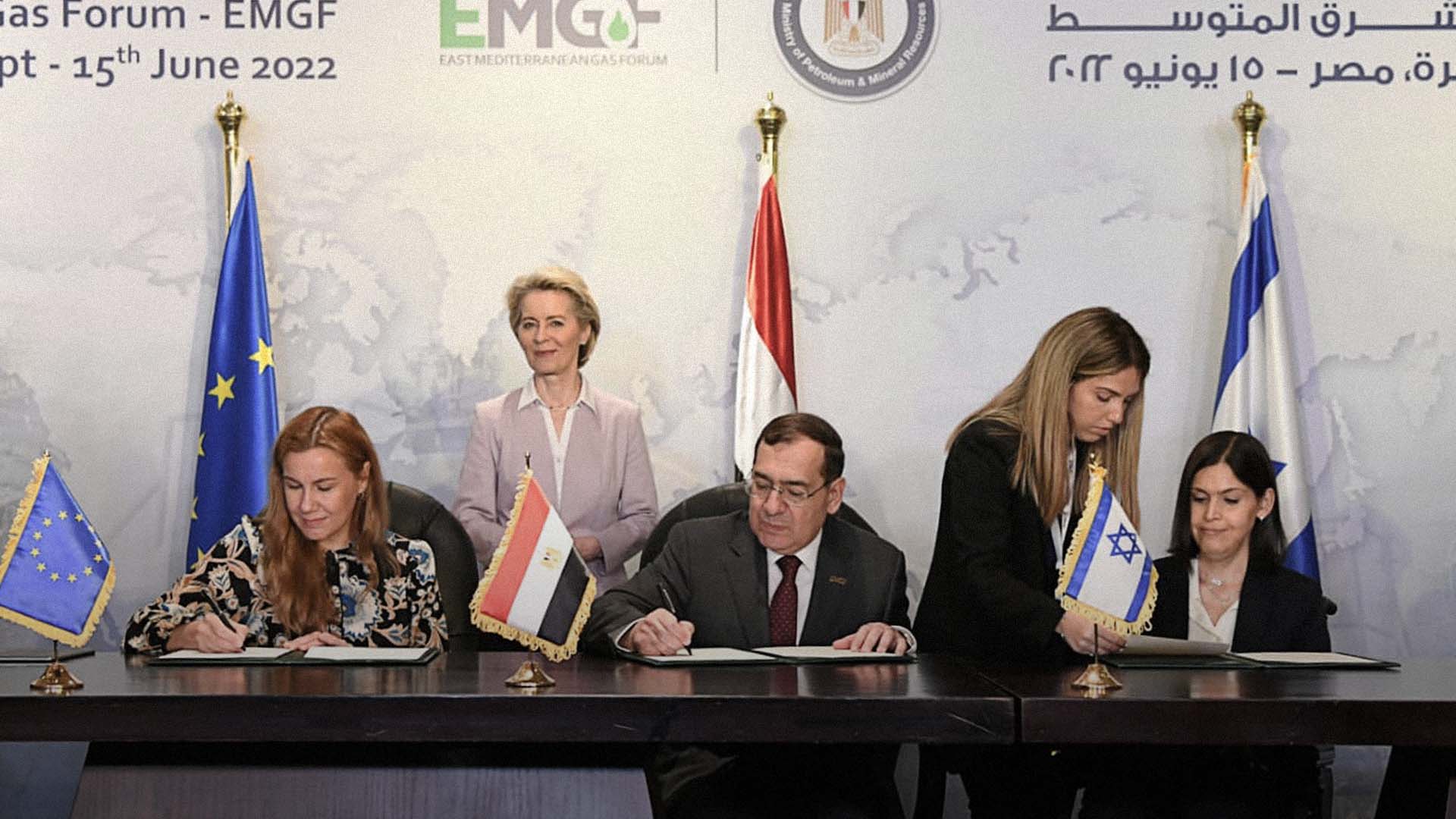 صورة السيسي يوقع اتفاقية إيلاج ماسورة إسرائيلية في مصر