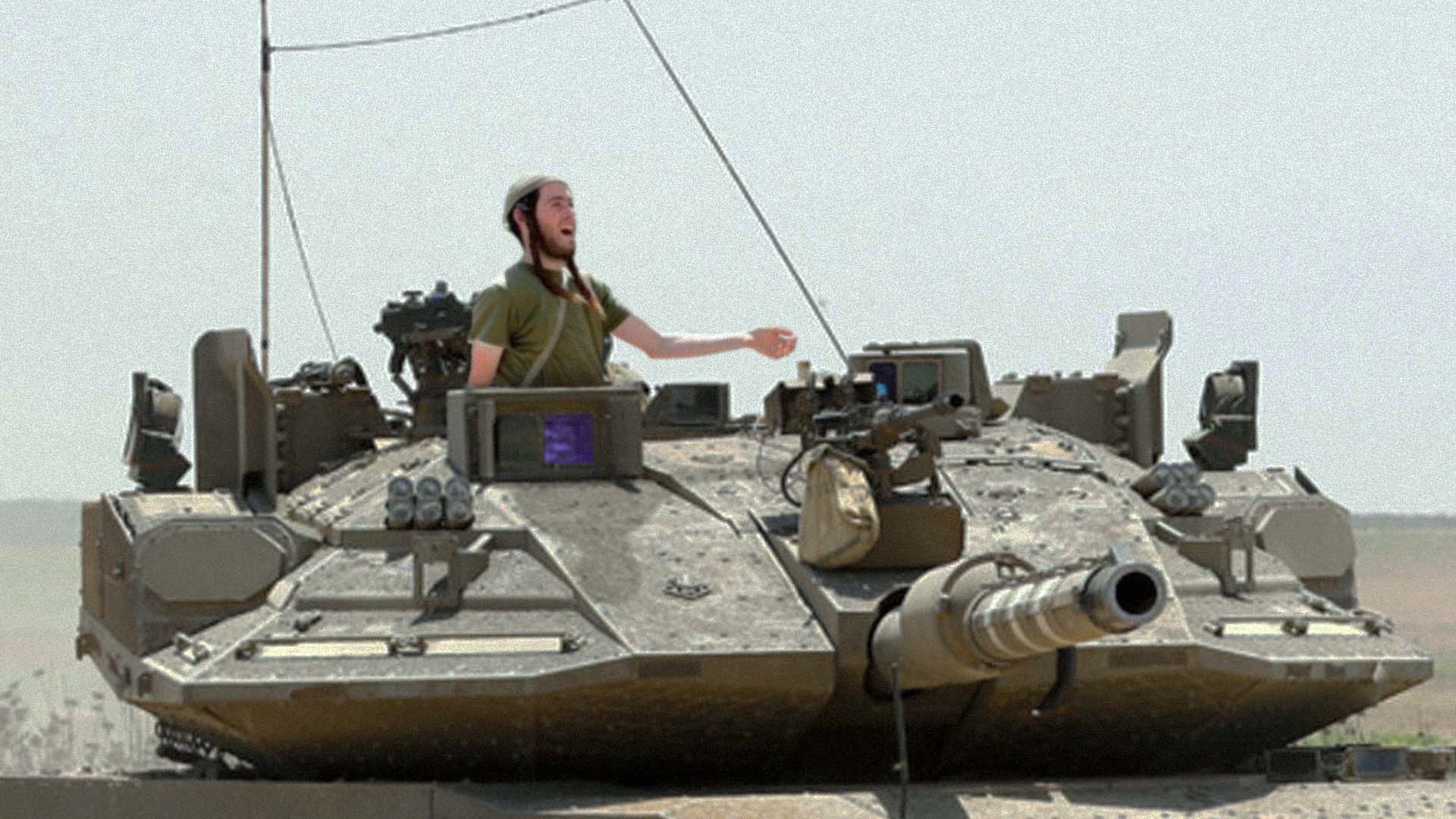 صورة مستوطنون يؤكدون على حقهم الشرعي كمدنيين بالتنقل على متن الدبابات