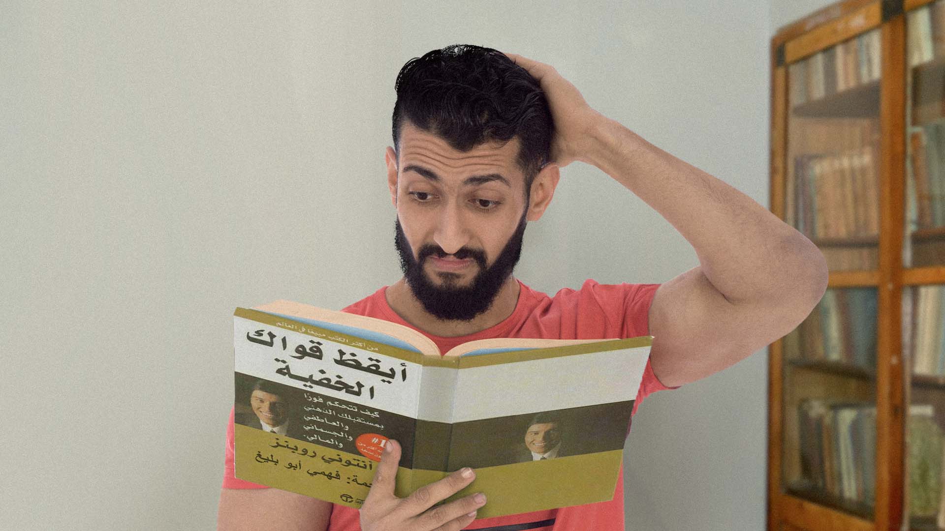 صورة مترجم يُلهم القرّاء بتعلّم اللغة الأصلية للكتاب حتى يتمكنوا من فهمه