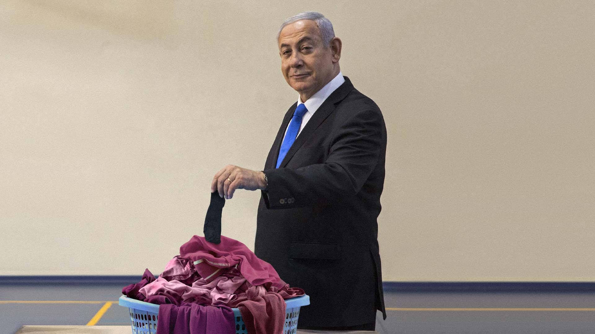 صورة نتنياهو يضع جورباً أسود مع غسيل إسرائيل الوردي