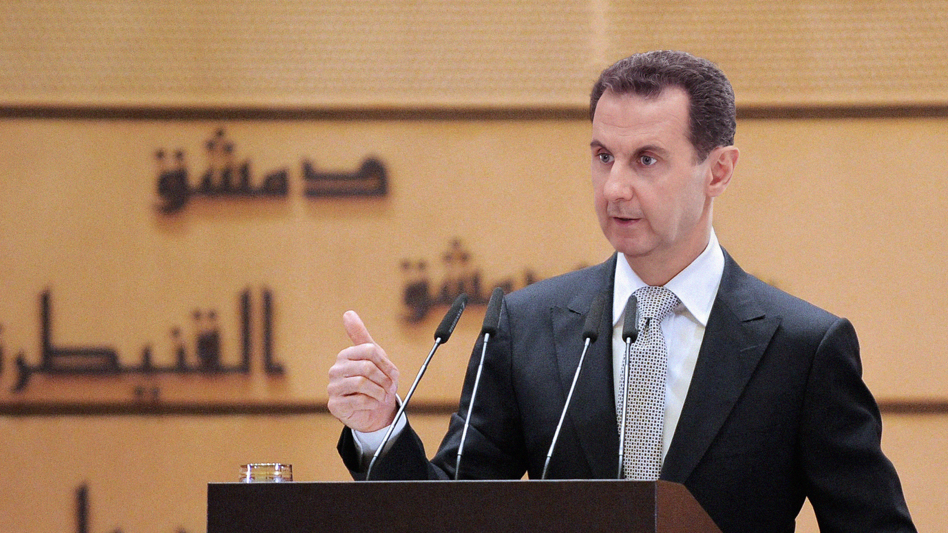 صورة الأسد يوجّه الحكومة بإعادة الحياة إلى طبيعتها ورفع الأسعار فوراً