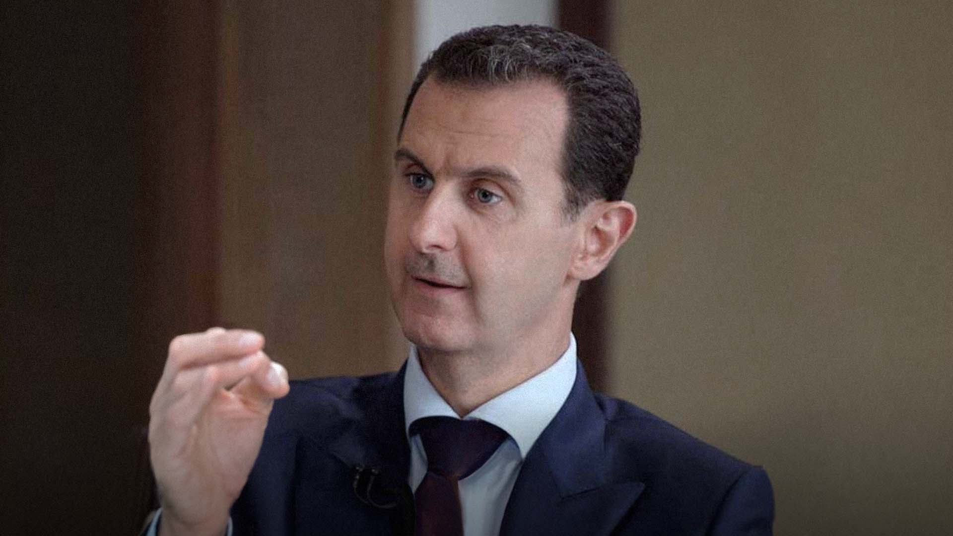 صورة الأسد يحذر أميركا وإيران من المساس بمخزون الكبتاغون أثناء تبادل القصف