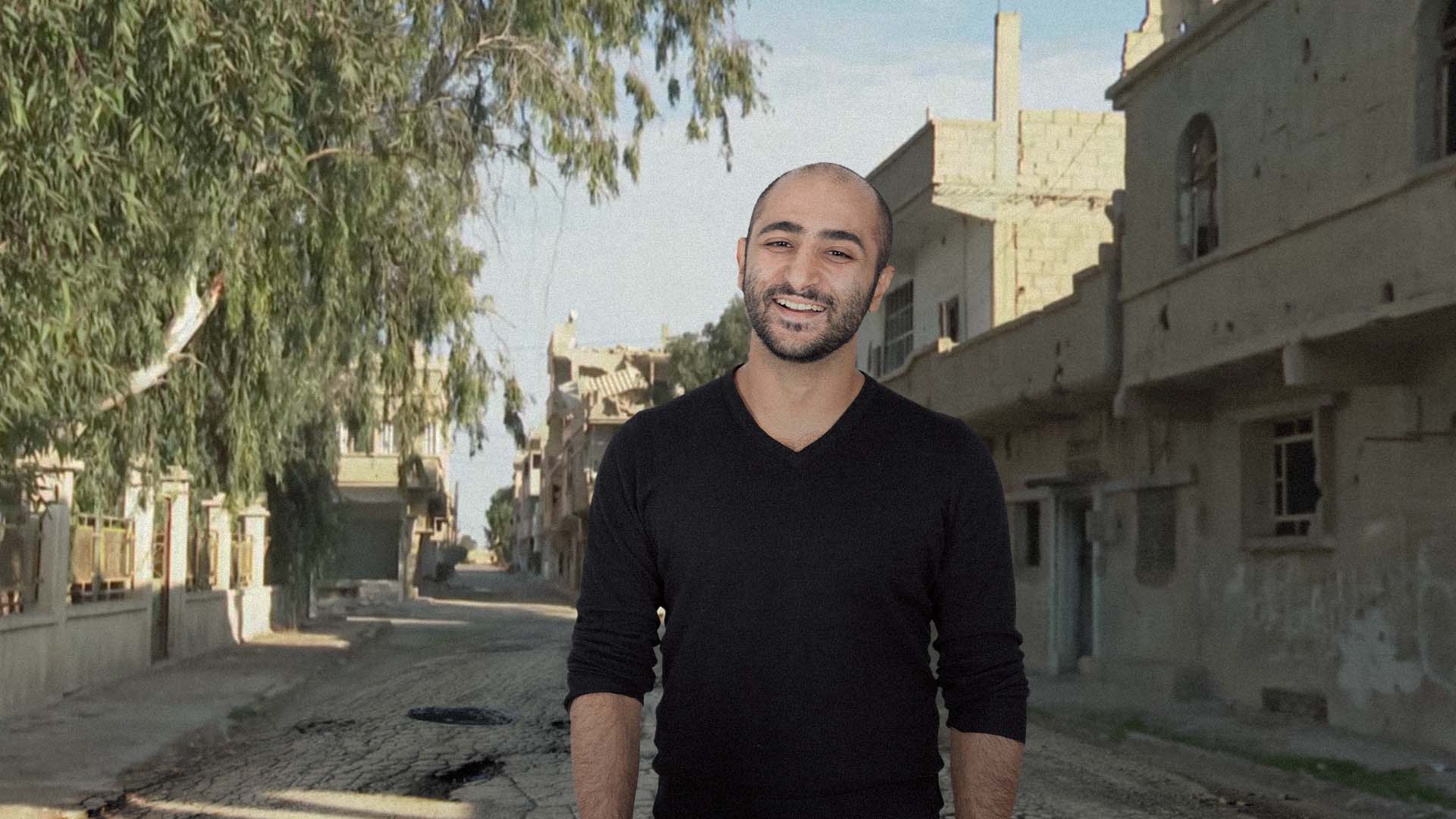 صورة مواطن سوري يتفاءل بإمكانية تزفيت ما تبقى من حارته مع الحديث عن إعادة الإعمار