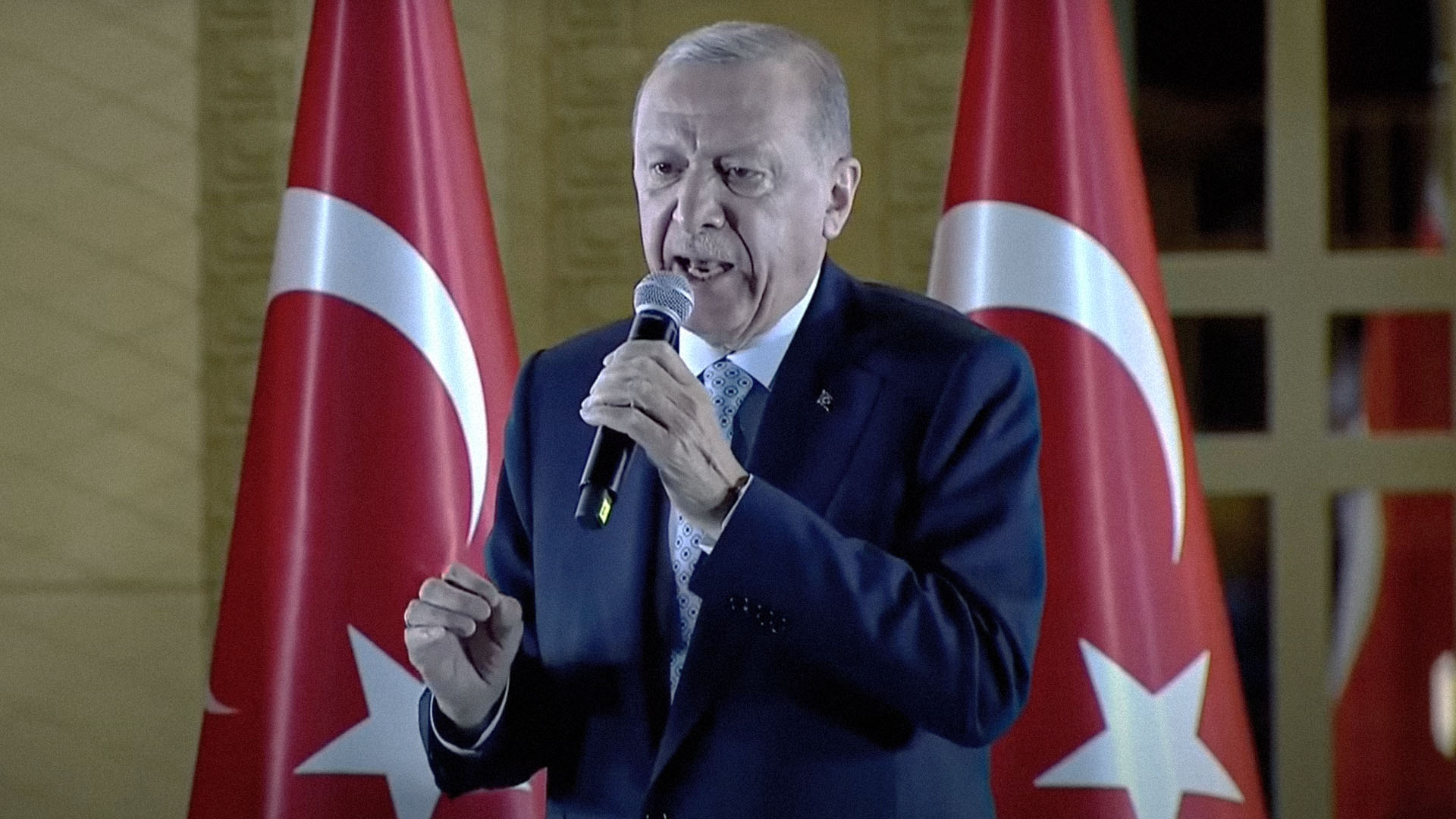 صورة إردوغان يطمئن اللاجئين أنه لن يرّحلهم سوى إلى المناطق التي يضمها لتركيا