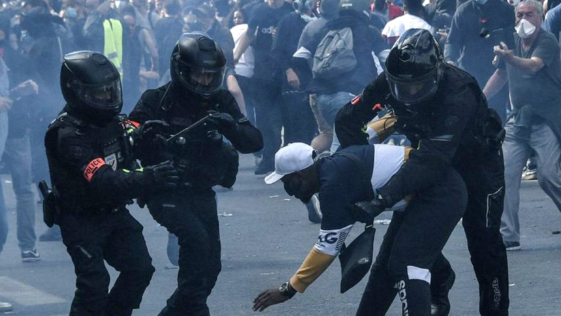 صورة دراسات الحدود: الشرطة الفرنسية تستغل الاحتجاجات لتعويض فوات فرصة مشاركتها في احتلال إفريقيا والشرق الأوسط