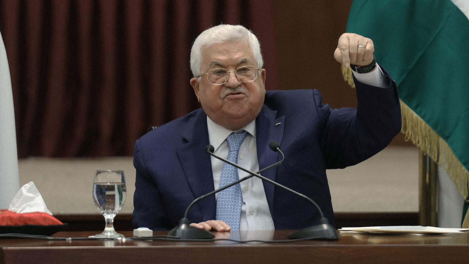 صورة عباس يؤكد أنَّ عمَالتهُ وتمسُّكه بالسّلطة ووجوده بحد ذاته مؤامرة إسرائيليّة تحاك ضده