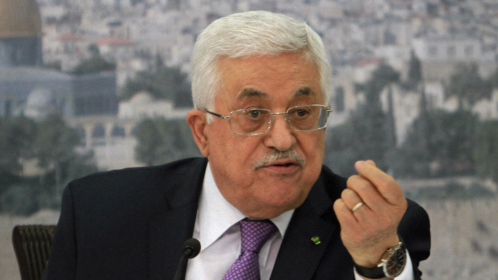 صورة عباس يطالب بتزويد السلطة الفلسطينية بطائرات إف-١٦ للتعامل مع الضفة