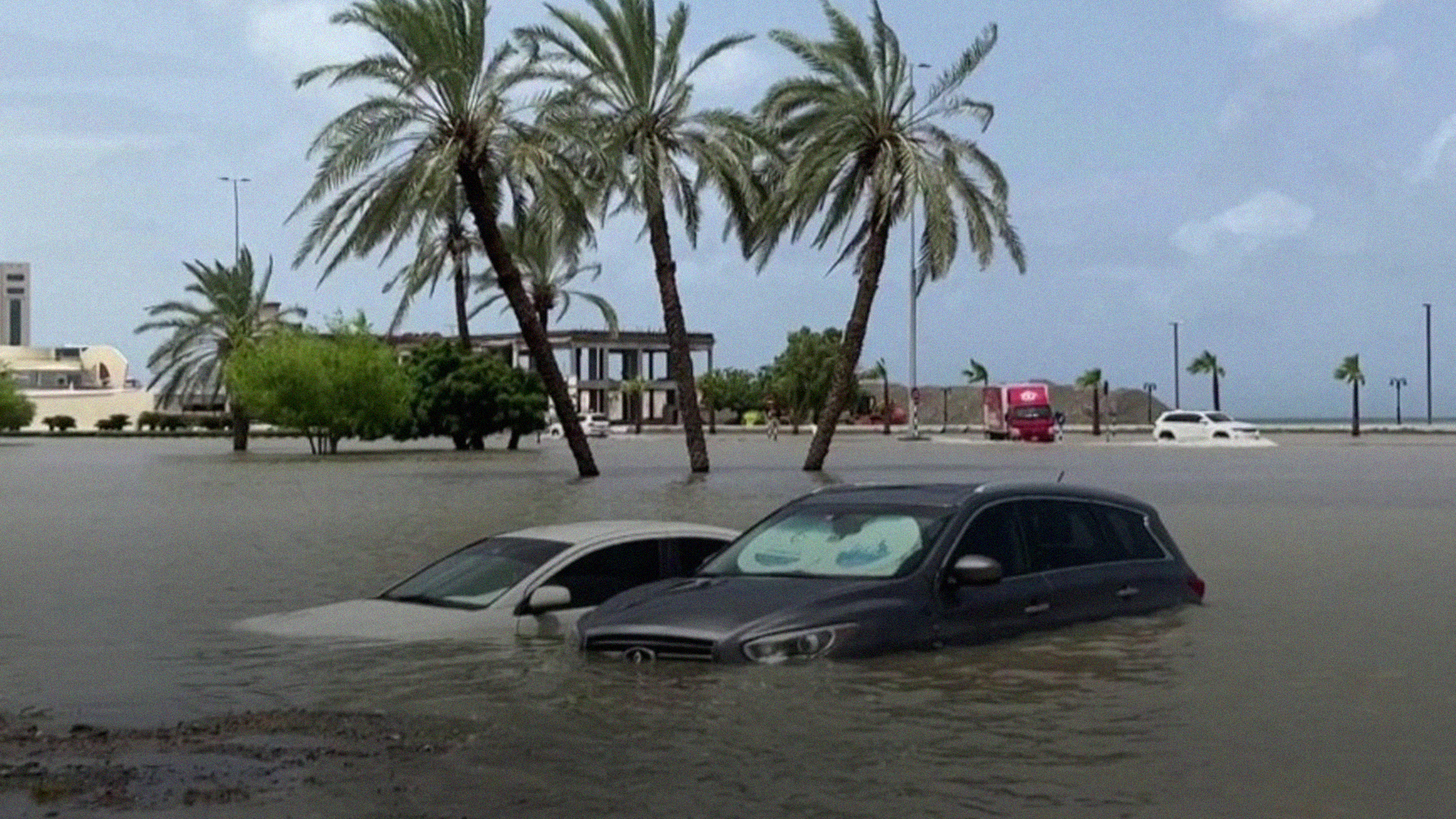  صورة الاستمطار والتطبيع وأسباب أخرى لفيضانات الإمارات إلا التغير المناخي ليس له علاقة إطلاقاً