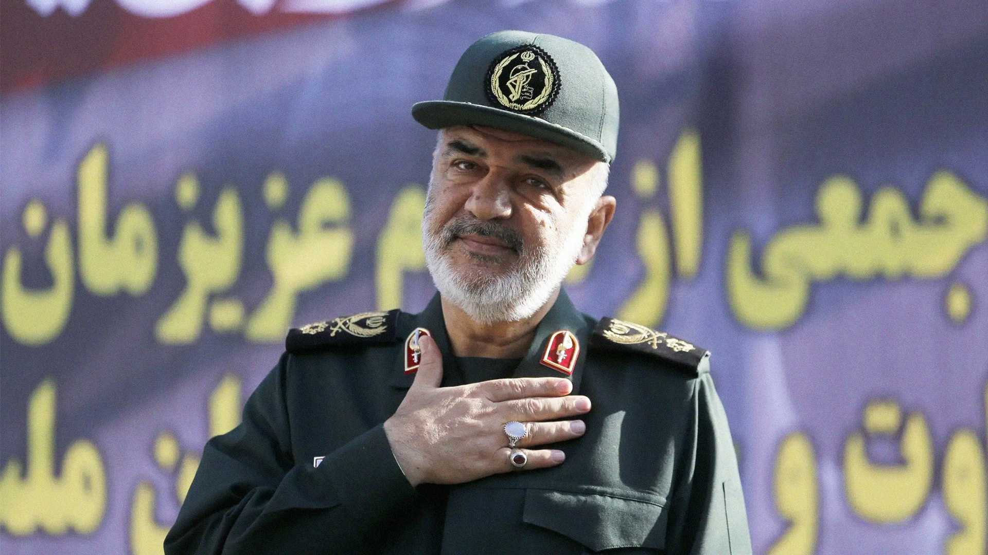 صورة الحرس الثوري يؤكد للرئيس الإيراني بأنه لن يتدخل في عمله