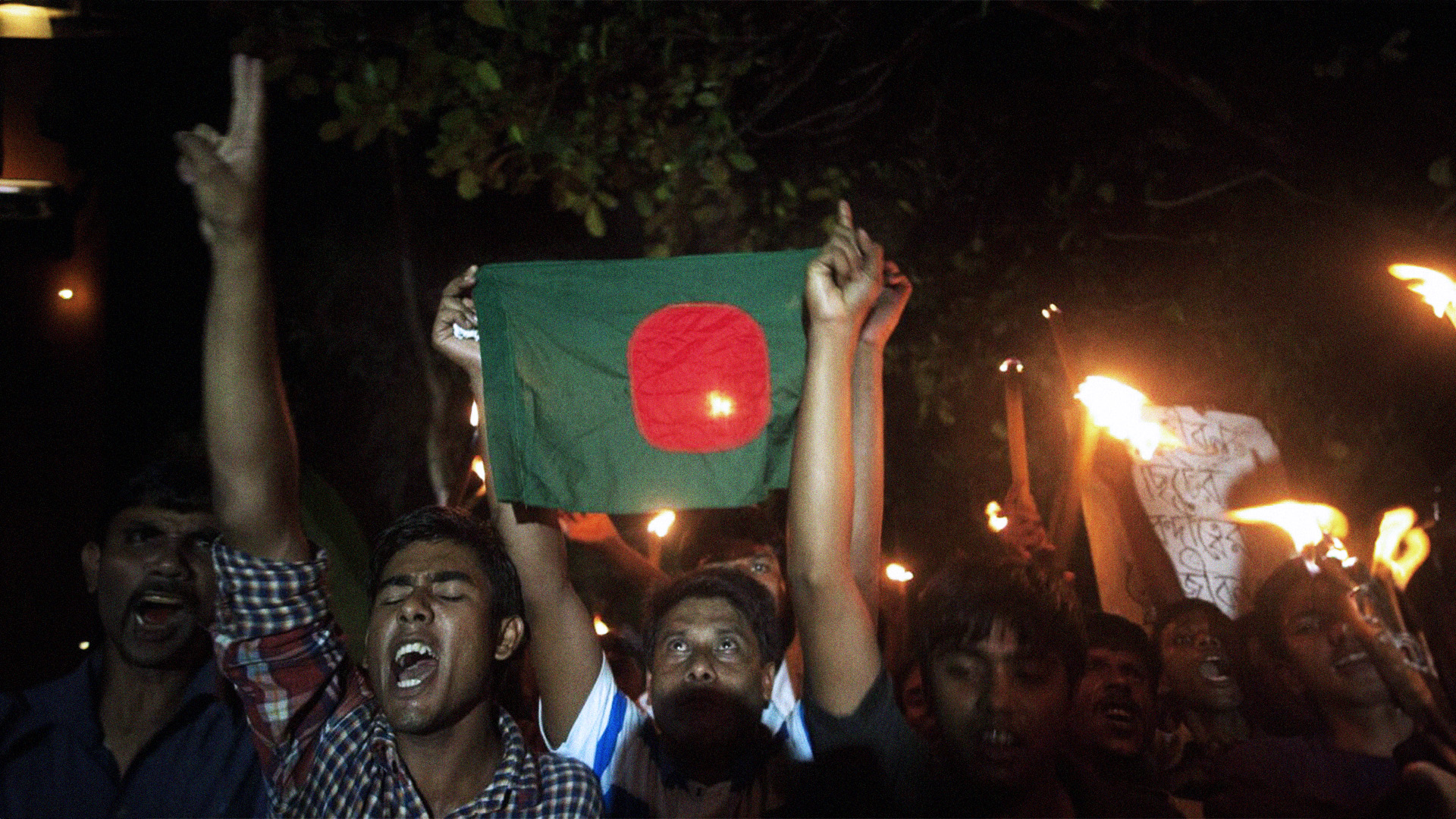 صورة لحظات من الرعب عاشتها الإمارات: مجموعة من البنغال يقولون شيئاً غير حاضر بوس