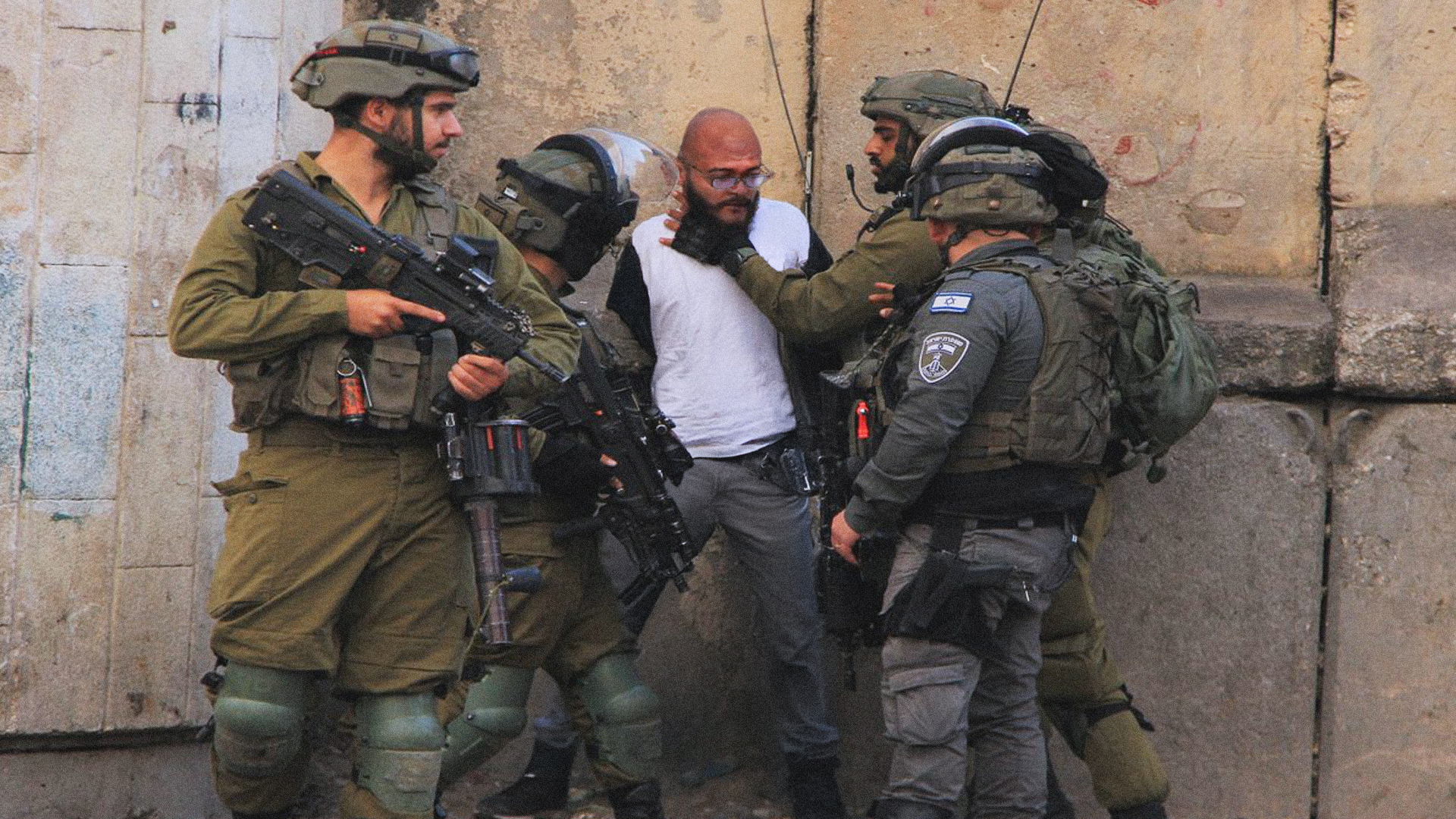 صورة إسرائيل تعتقل فلسطينياً في الضفة بتهمة المرور قرب رجل متزوج من سيدة لديها ابن عم أسير