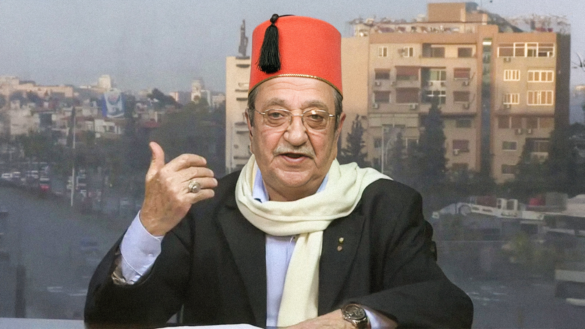 صورة دريد لحام يؤكد أن ماهر الأسد طلب منه فطّوم حيص بيص