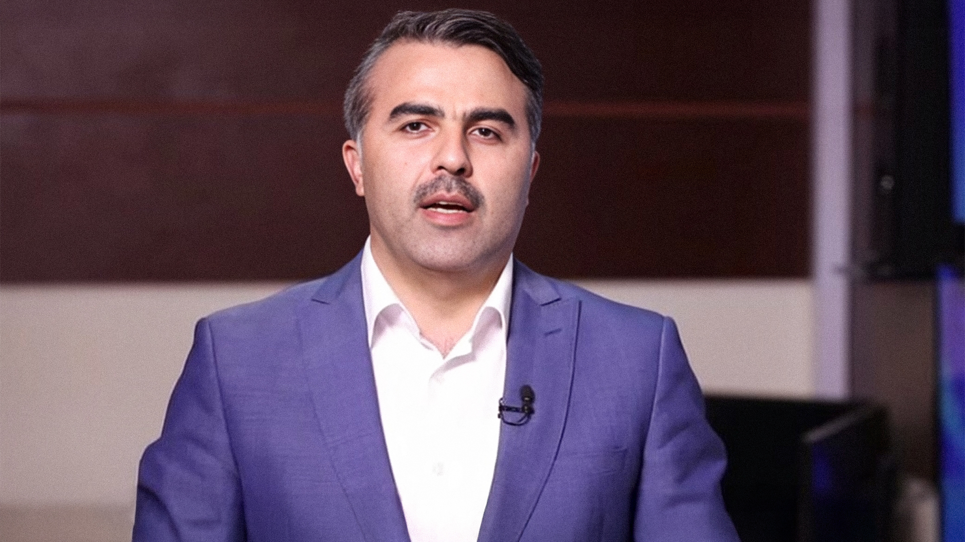 صورة موسى العُمر يدعو مروحيات الإطفاء التركية لتشكيل رمز العقاب أثناء إخماد الحرائق