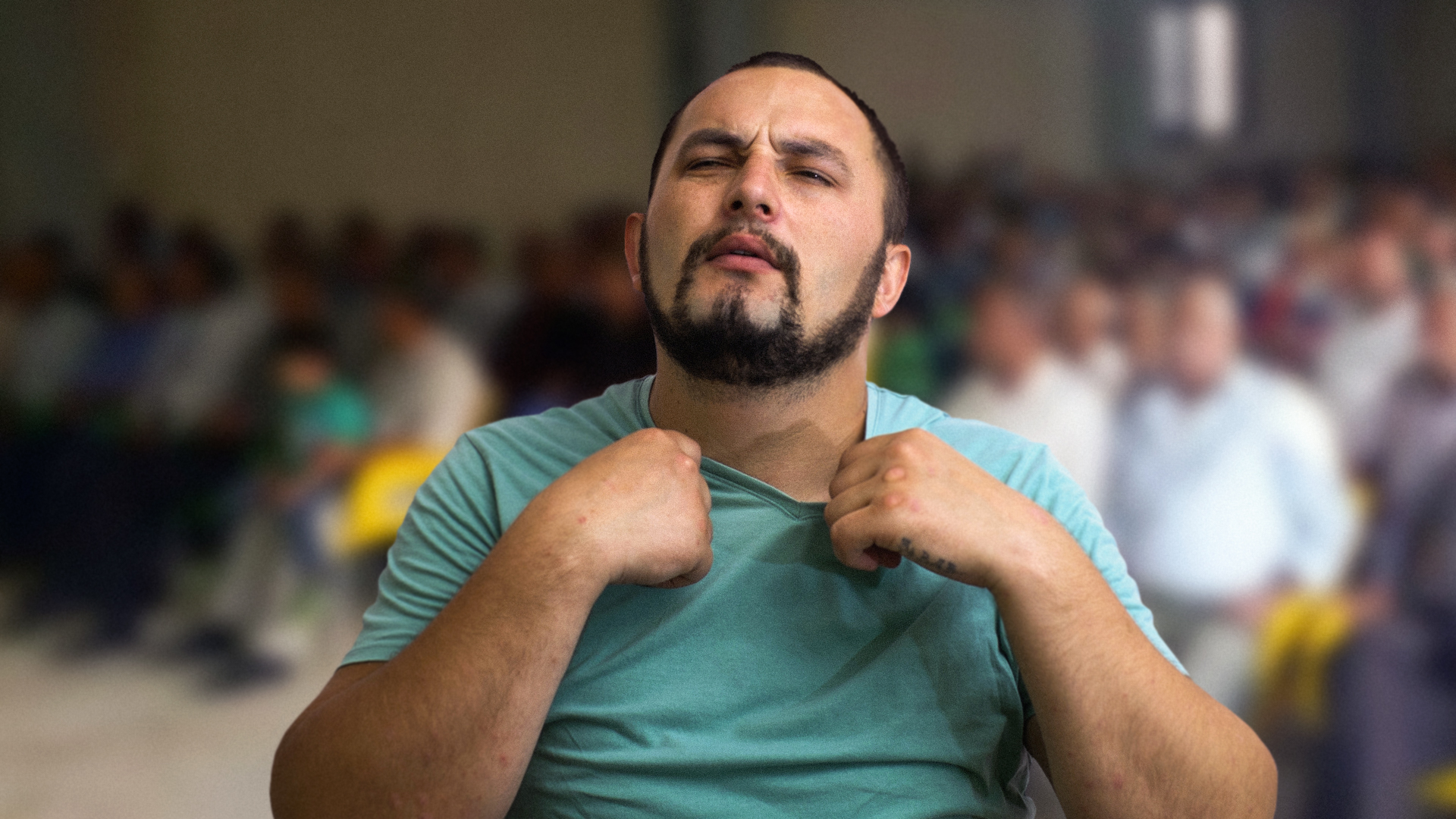 صورة مجموعة من المزايدين يطلقون حزب "هَه.. ماذا أقول أنا؟!"