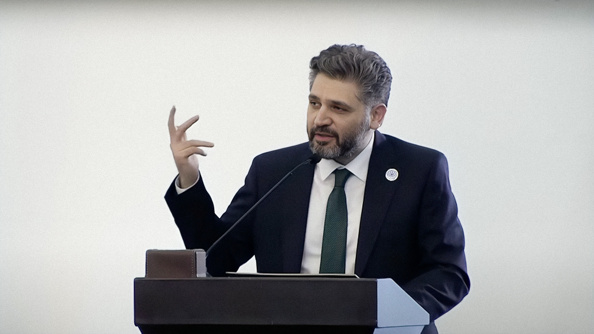 صورة هل غادر الشعراء؟ الحدود تسأل والشاعر وزير الثقافة السوري يرتجل الإجابة بقصيدة
