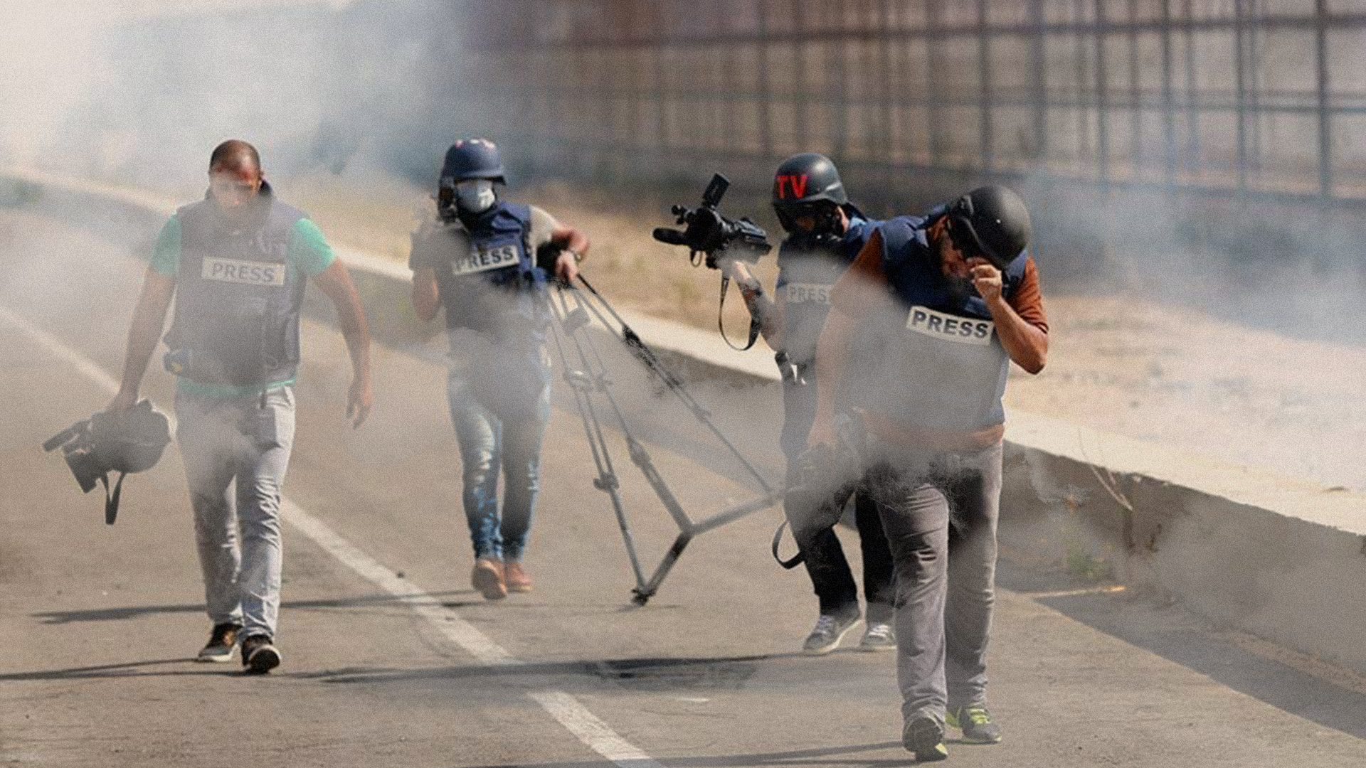 صورة إسرائيل تدعو الصحفيين إلى مغادرة الأماكن المعرضة للقصف، مثل المكان الذي يقفون فيه الآن. أو الذي سيذهبون إليه