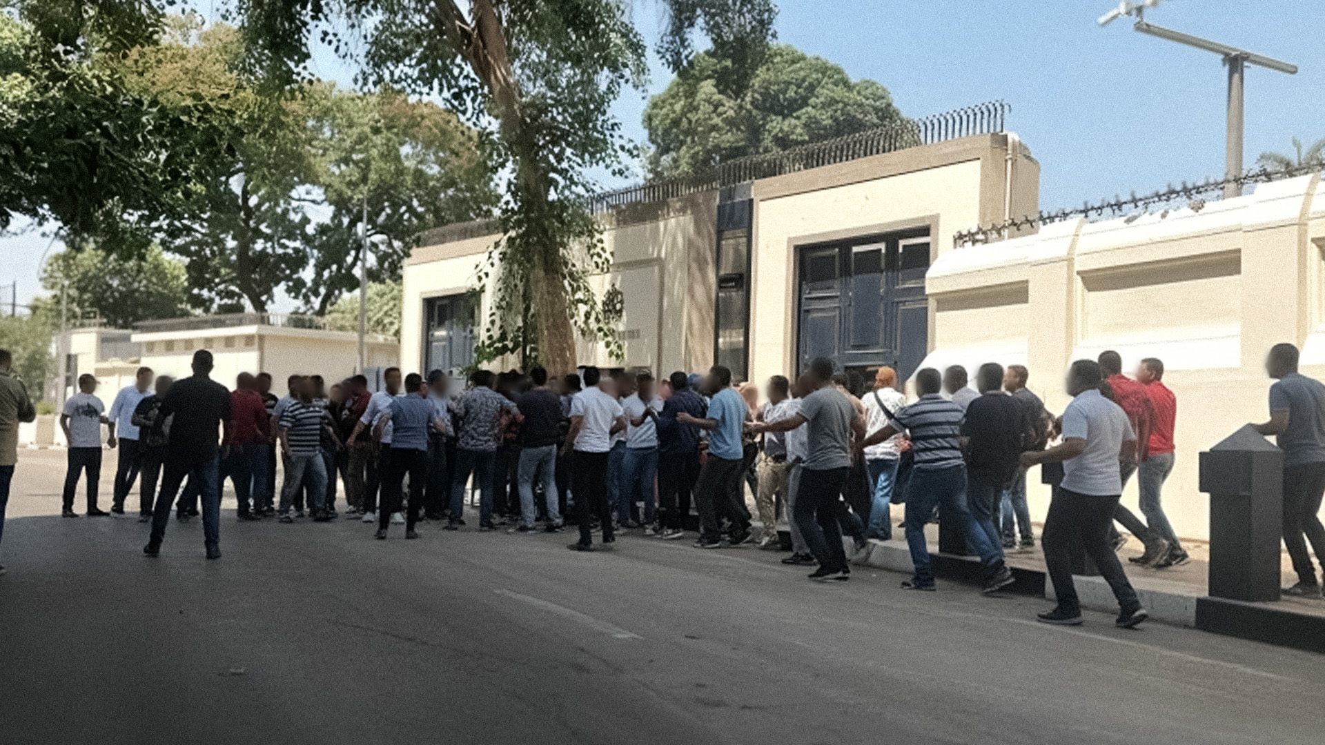 صورة بعد رفع الحواجز الأمنية: ملايين المصريين الغاضبين يتجهون إلى السفارة البريطانية لطلب تأشيرة