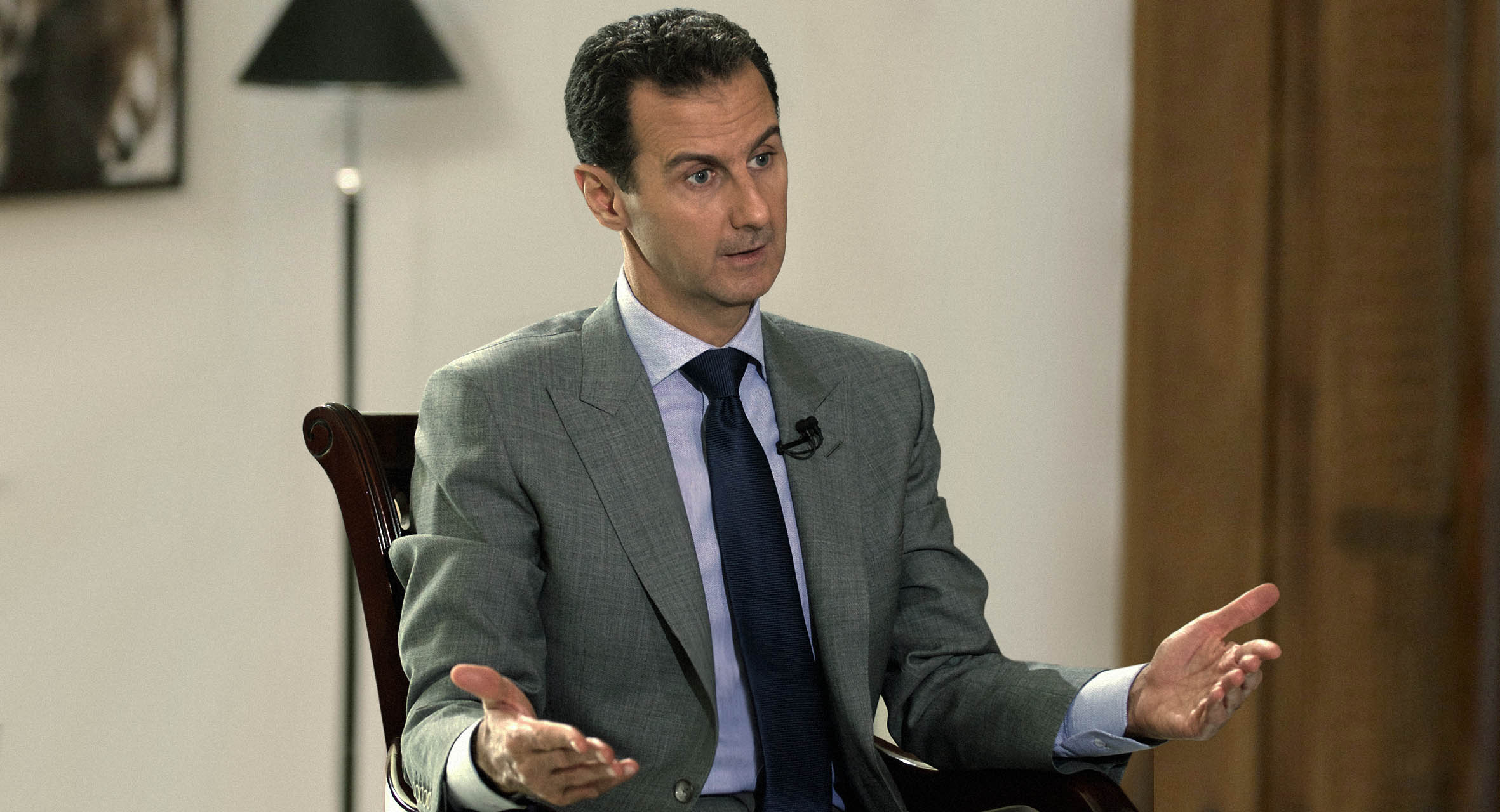 صورة الأسد يدعو لوقف تداول أخبار الليرة حتى لا يشعر الشعب بالفقر