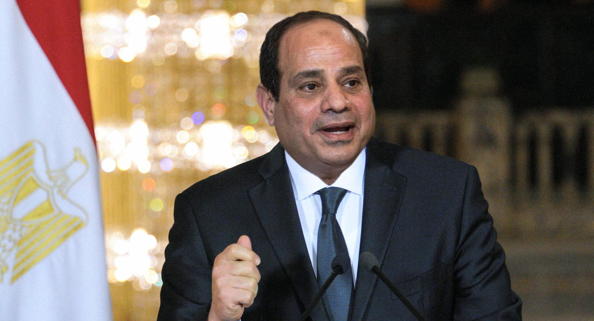 صورة السيسي يُطمئن المصريين أنّ الوضع الوبائي ممتاز لدرجة إمكانية الاستثمار فيه مادياً
