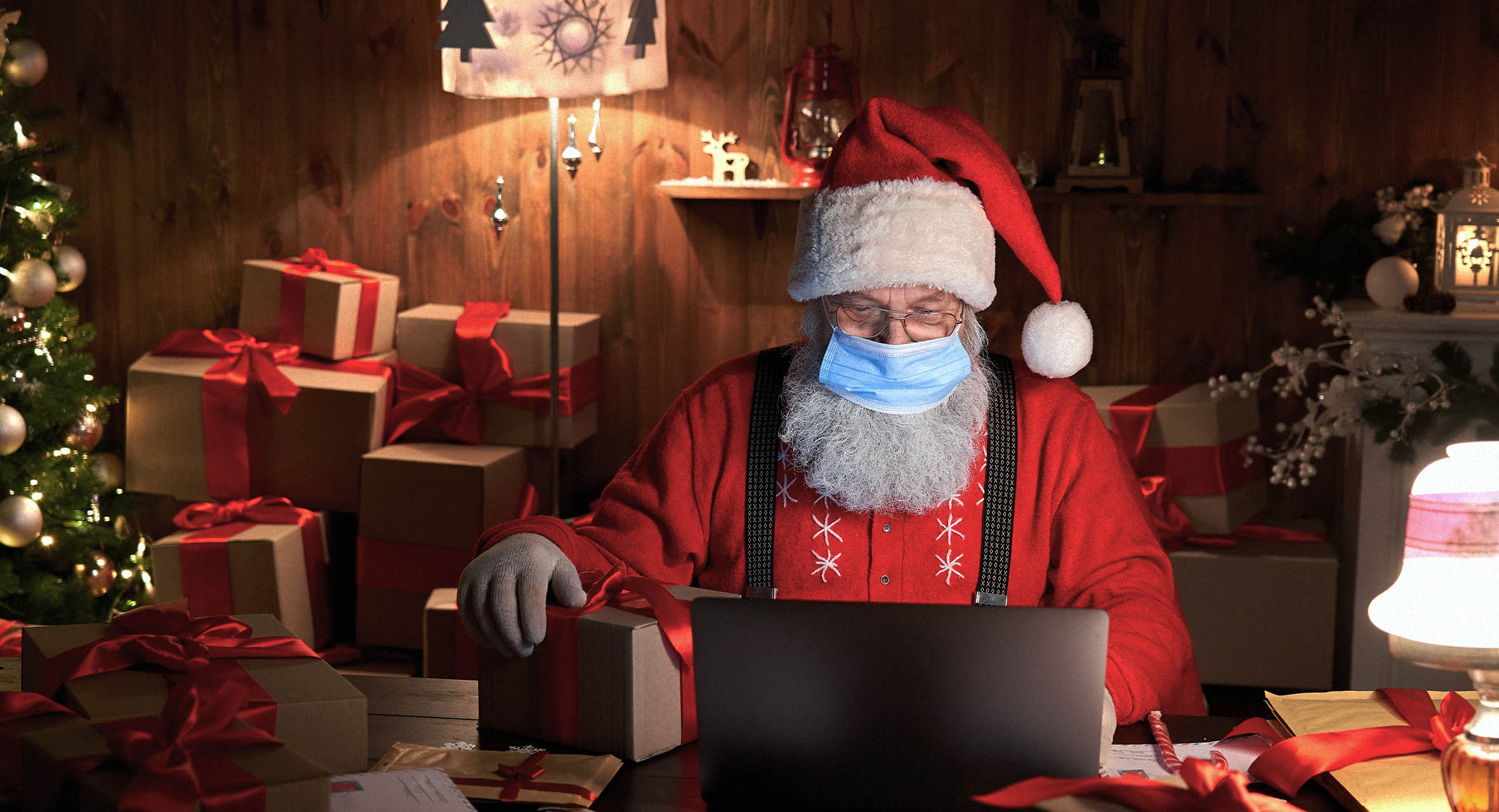 صورة بابا نويل يرجح استمرار توزيع الهدايا حتى إبريل ۲۰۲۱ بسبب قواعد الحجر
