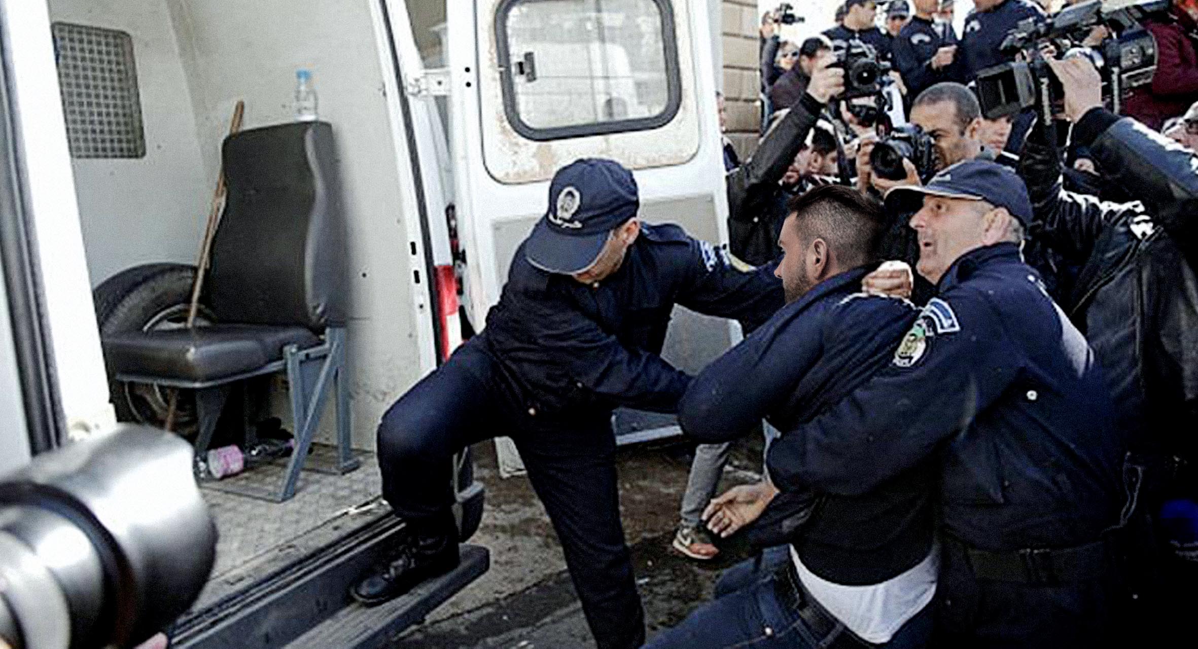 صورة الجزائر تعتقل مطالبين بالإفراج عن سجناء الرأي لأنه ليس من العدل وجودهم في الخارج بينما نظراؤهم في السجن