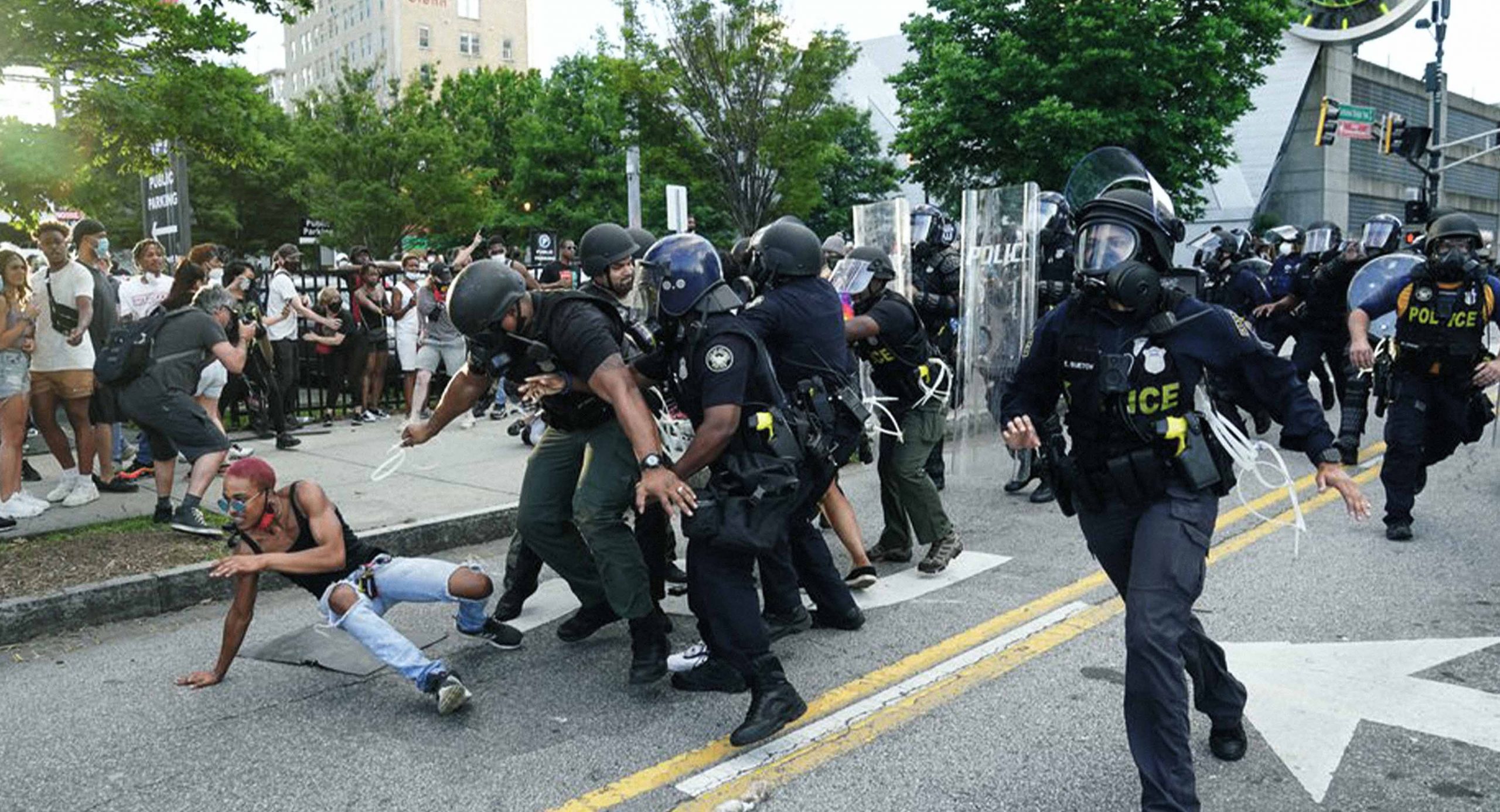 صورة الشرطة الأمريكية تقتل مزيداً من السود بمعِيَّة الاحتجاجات