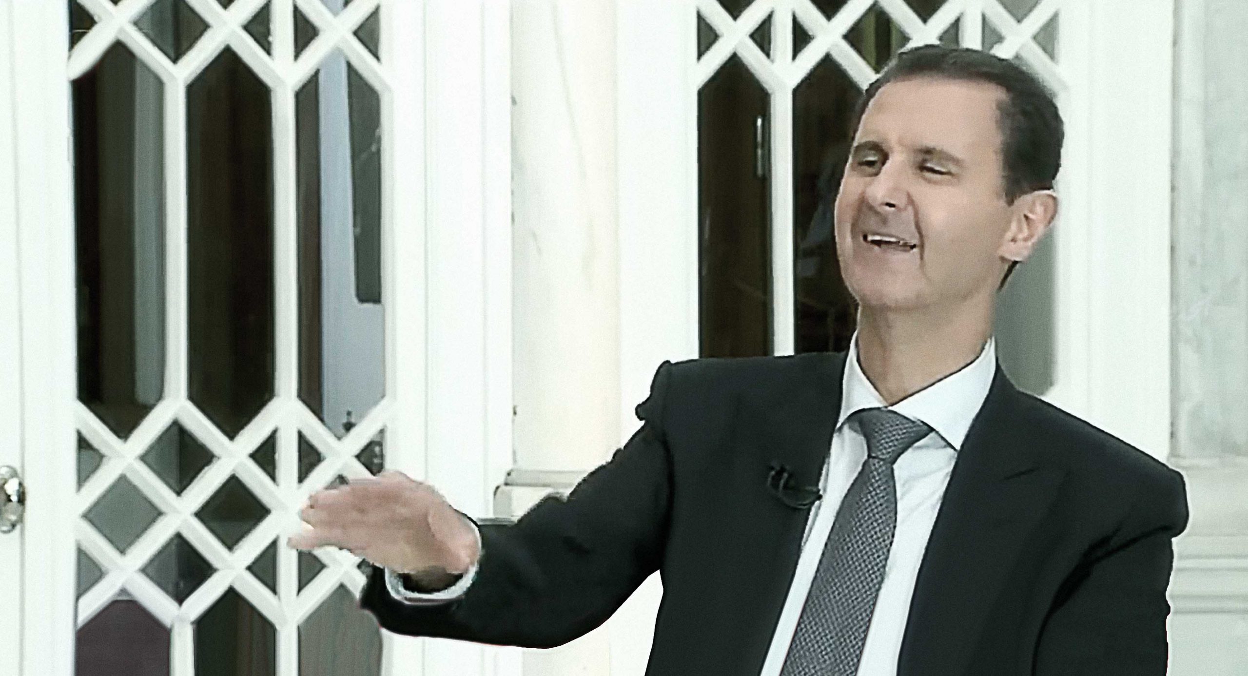 صورة الأسد يدعو لرفع العقوبات الاقتصادية عن بلاده لأنه باقٍ بها وبدونها ولن تحقِّق شيئاً سوى تجويع الشعب