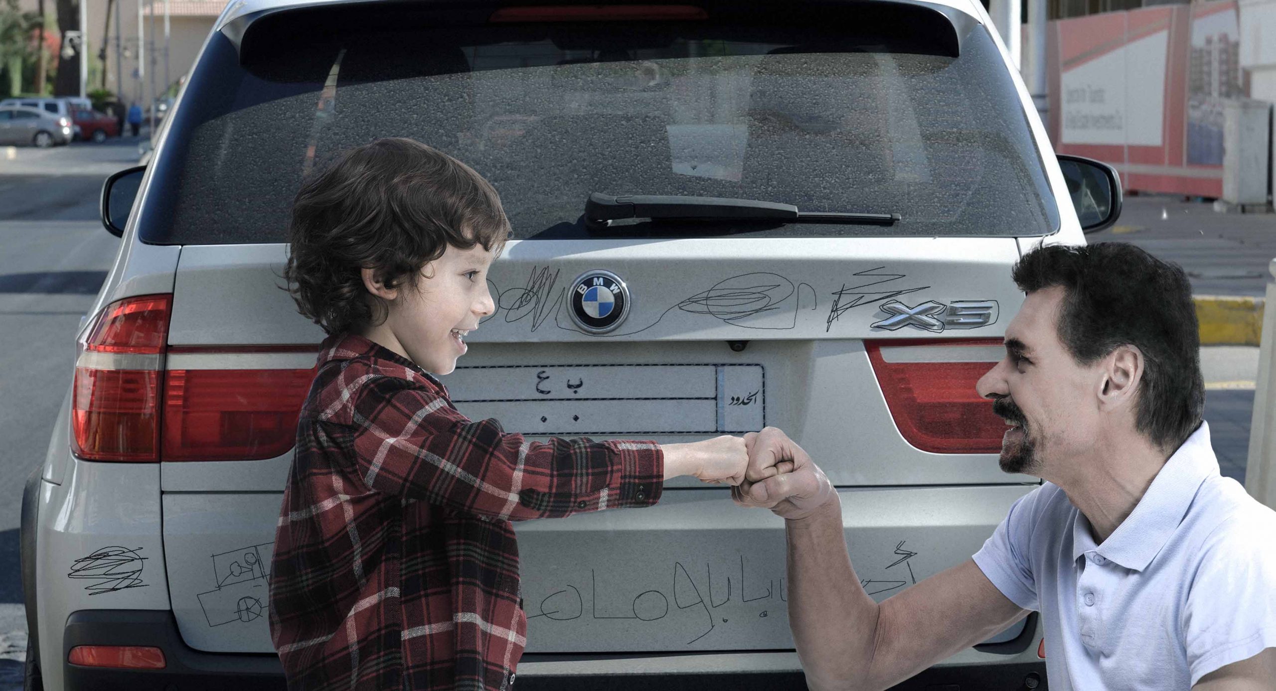 صورة أب يشيد بفضول ابنه ورغبته بمعرفة اللون الأصلي لسيارة جارهم من خلال كشط طلائها