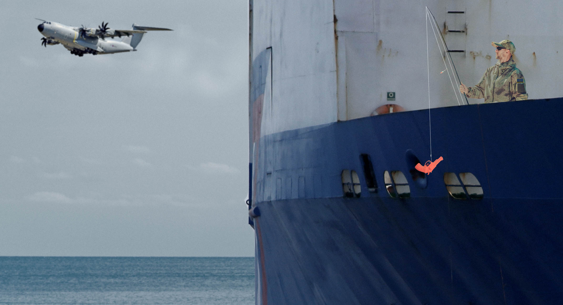 صورة سفينة أوروبية تنجح بتفعيل حظر دخول الأسلحة إلى ليبيا وتصادر مسدس ماء كان يطفو قبالة شواطئ بنغازي
